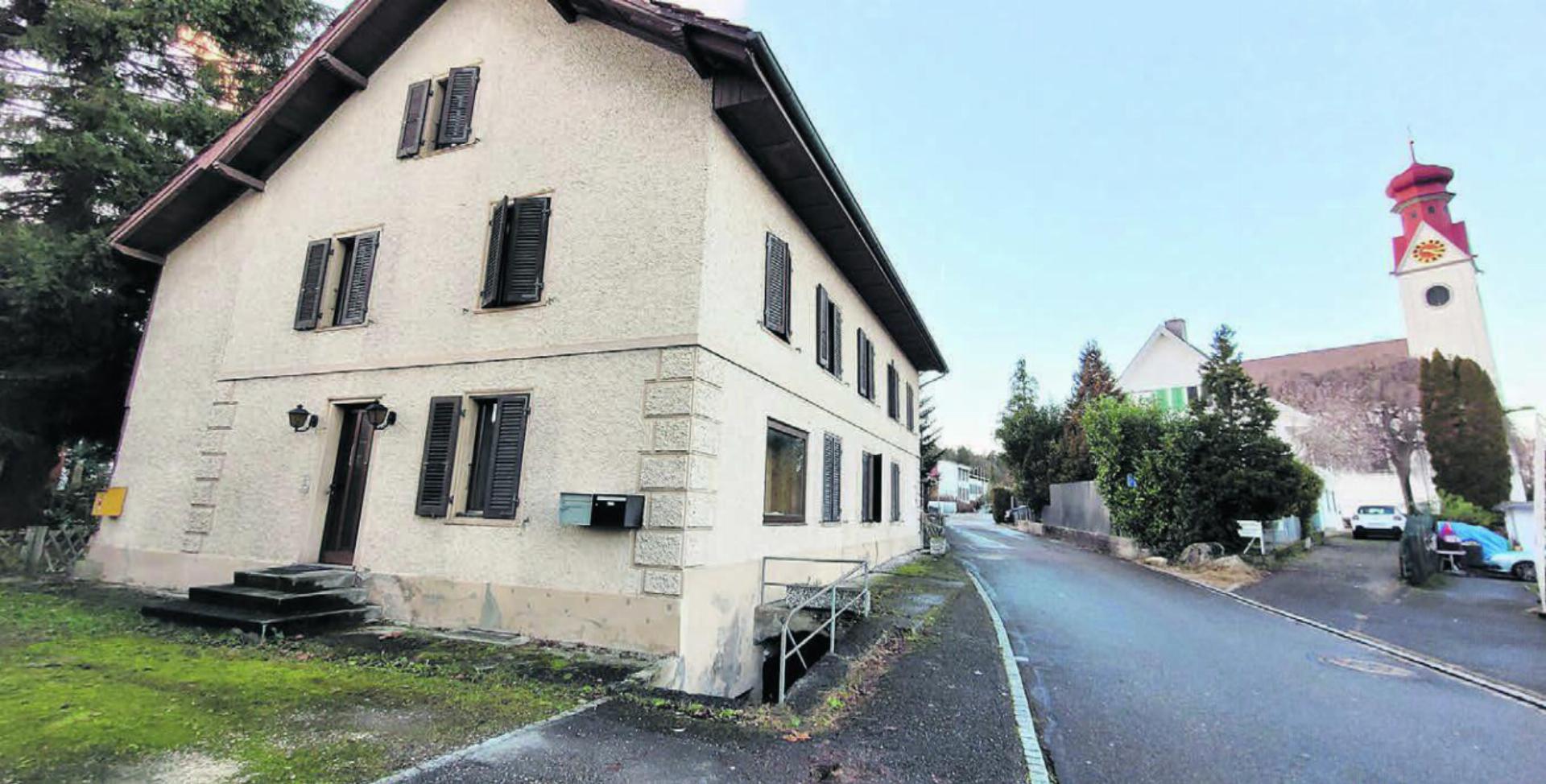 Sollen die Ortsbürger die Liegenschaft im Zentrum des Dorfes kaufen? Oder gehen sie damit ein finanzielles Risiko ein? Die Meinungen sind geteilt. Bild: Chregi Hansen