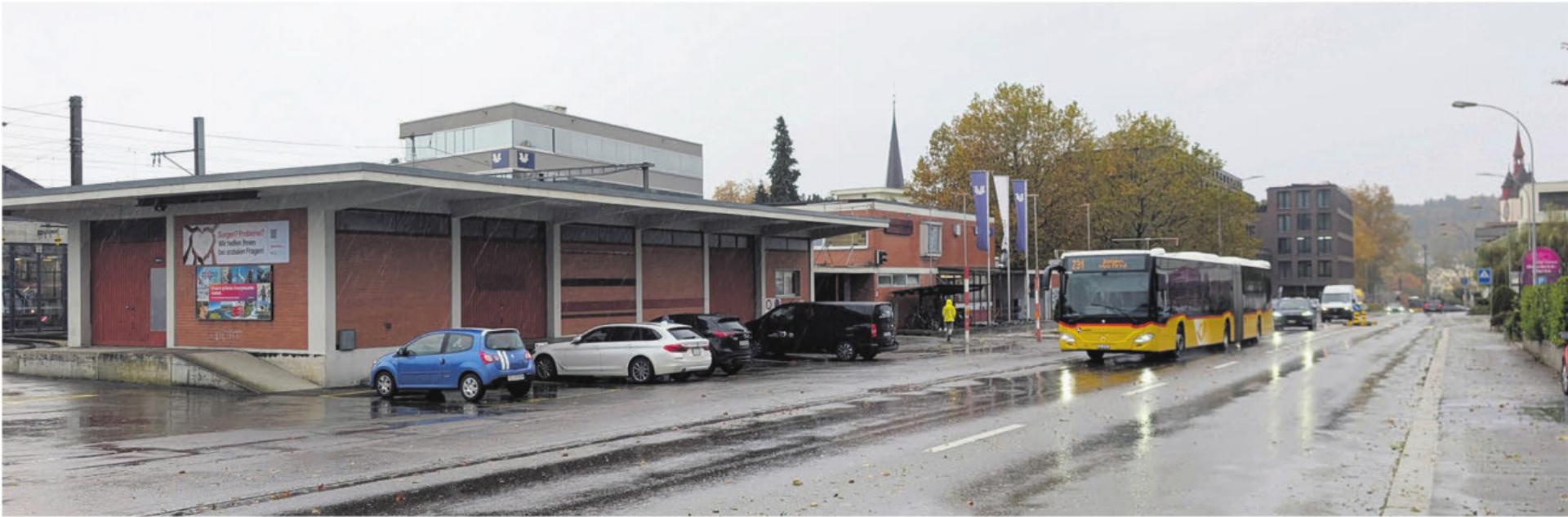 Wohl bald ein Bild der Vergangenheit: Die beiden Bahnhofsgebäude sollen einem Neubau inklusive Bushof weichen. Die Zürcherstrasse daneben soll bald aufgewertet, entschleunigt und begrünt daherkommen. Bilder: Marco Huwyler - Das Bild wird blockiert. – Möglicherweise durch einen aktiven Adblocker.