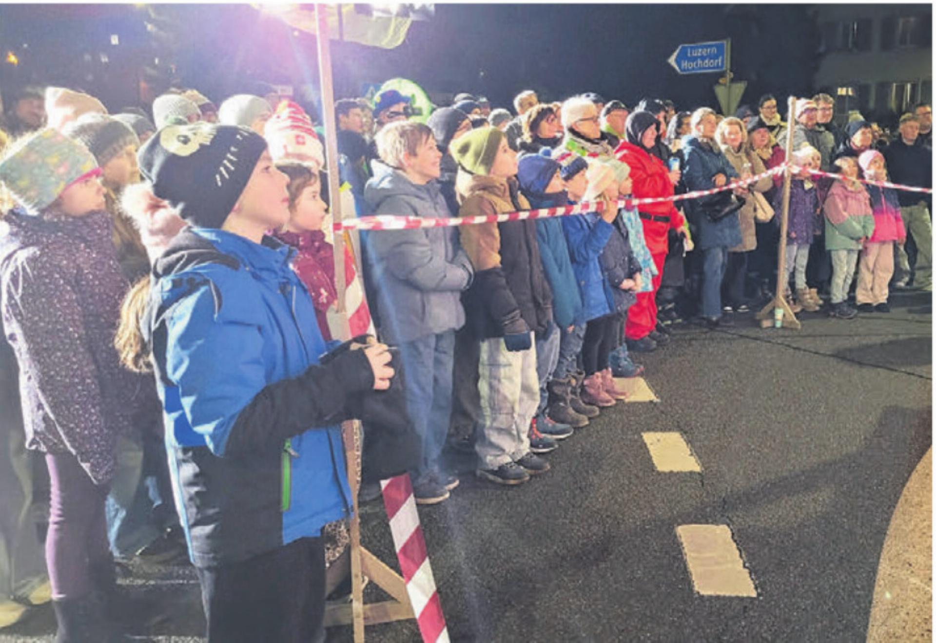 Chasperli-Geschichten können auch die Kinder von heute noch faszinieren, wie die Vorführung der 76er beweist. - Das Bild wird blockiert. – Möglicherweise durch einen aktiven Adblocker.