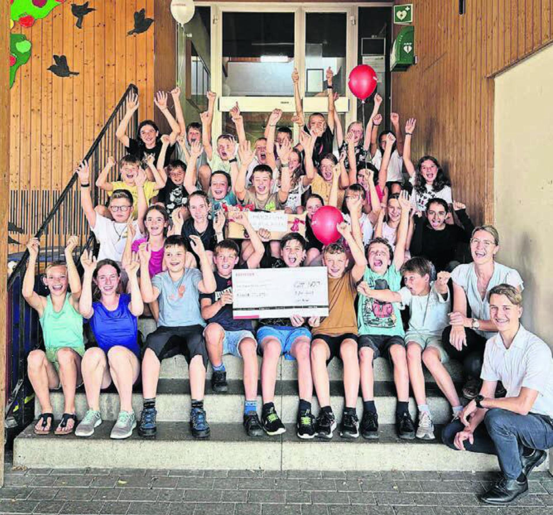 Doppelter Jubel – Gewinn des Klassenpreises über 500 Franken, der kurz vor dem Start der Sommerferien durch Nadja Bissegger und Levin Keusch von der Raiffeisenbank Reuss-Lindenberg übergeben wurde. Bild: zg