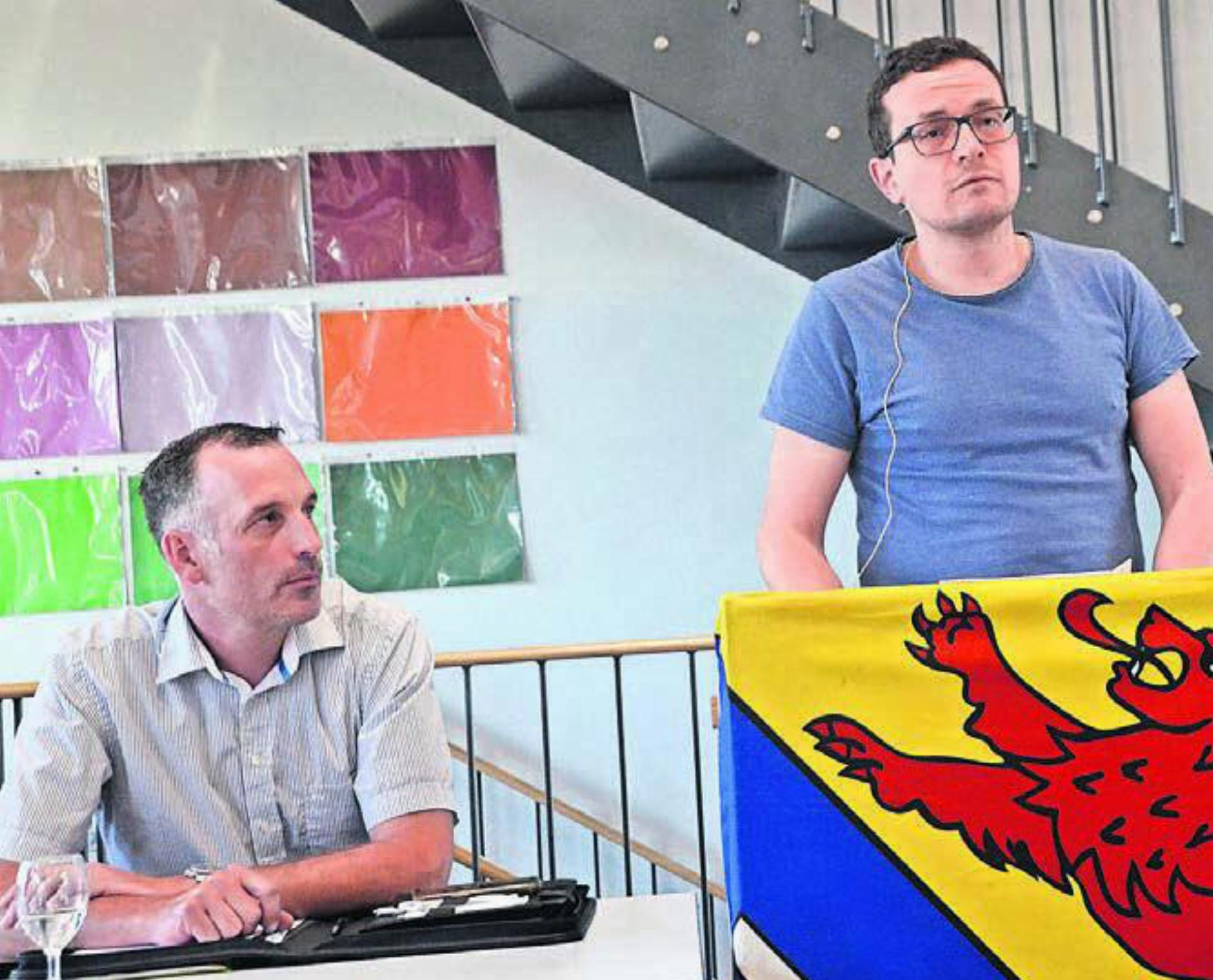 Gemeindeammann Patrick Stutz (links) und Gemeinderat Michael Moosmann orientieren über die Bauprojekte, über die Islisberg im Sommer abstimmt. Bilder: Thomas Stöckli / zg