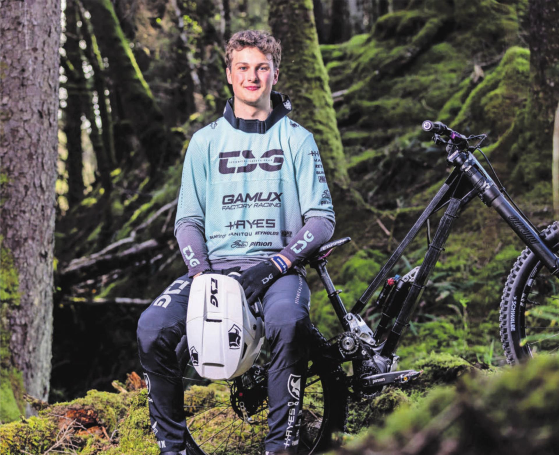 Mit seinem Bike draussen im Gelände ist er komplett in seinem Element: der Radsportler Mike Huter. Bild: Sebastian Sternemann