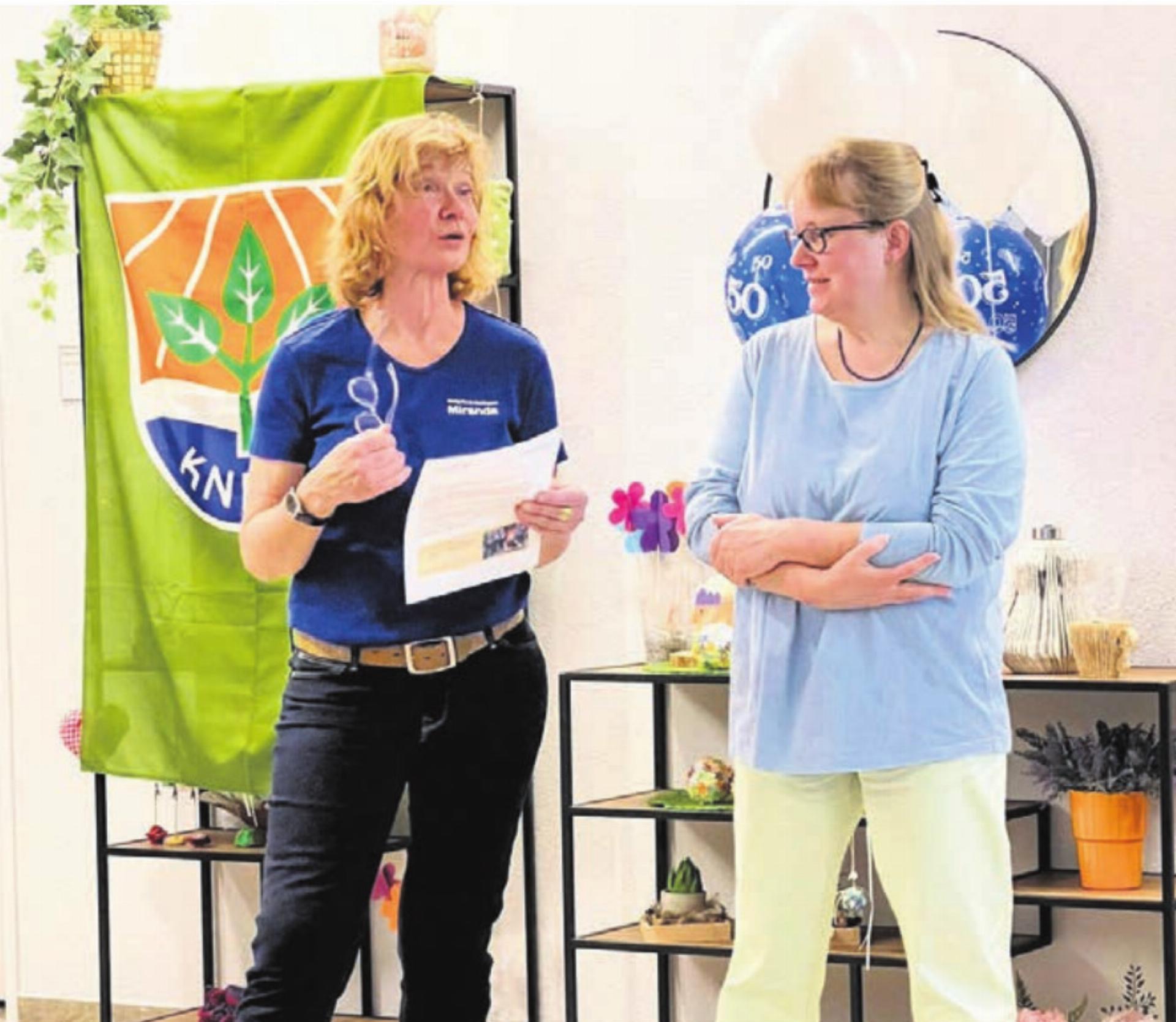 Präsidentin Miranda Jäggi (links) ehrt die abtretende Jrene Köpfli mit der Ehrenmitgliedschaft. Bild: zg - Das Bild wird blockiert. – Möglicherweise durch einen aktiven Adblocker.