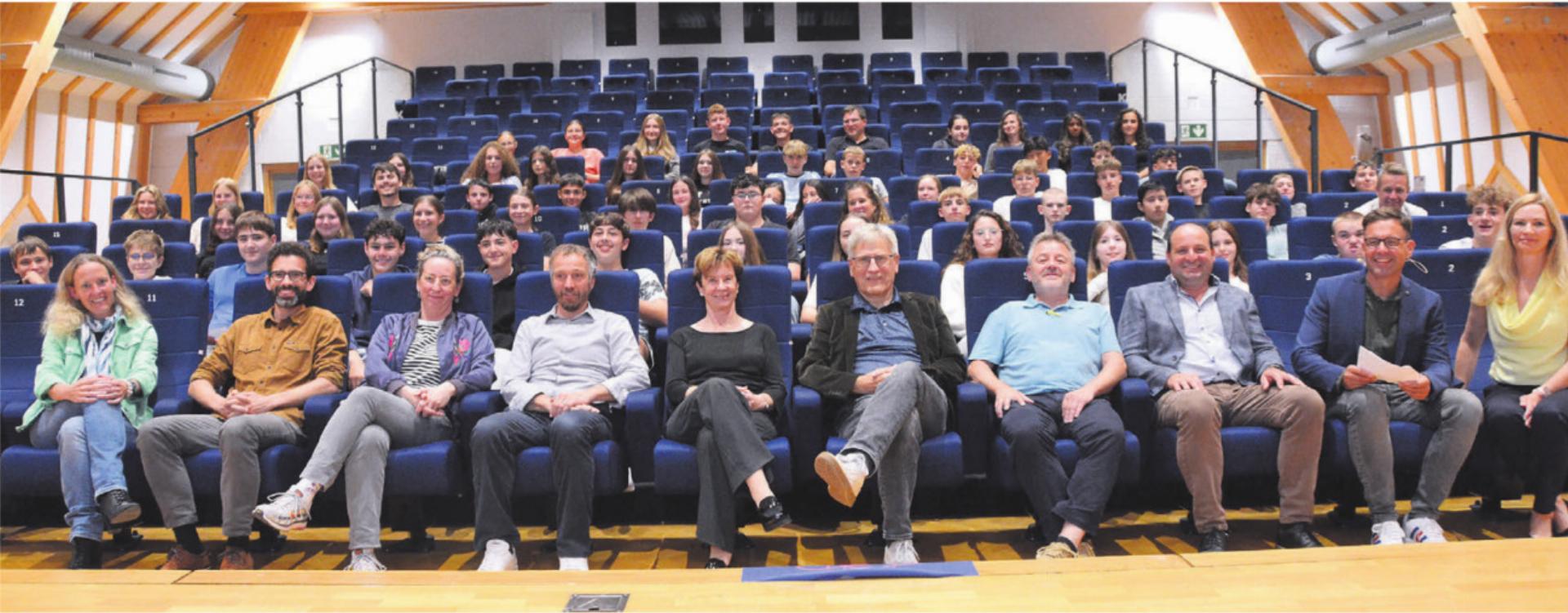 Die Akteure auf der Bühne in der vordersten Reihe, von links: Sylvia Rodel (Schulleitung), Marcelo Duarte (Gemeindekanzlei), die sechs Kandidatinnen und Kandidaten Regula Marthaler, Hans-Peter Budmiger, Marlies Laubacher, Daniel Räber, Jörg Weiss und Herbert Meier sowie die Moderatoren Martin Schneider und Sibylle Merz. Dahinter die Jugendlichen, die viele spannende Fragen stellten. Bild: Annemarie Keusch - Das Bild wird blockiert. – Möglicherweise durch einen aktiven Adblocker.