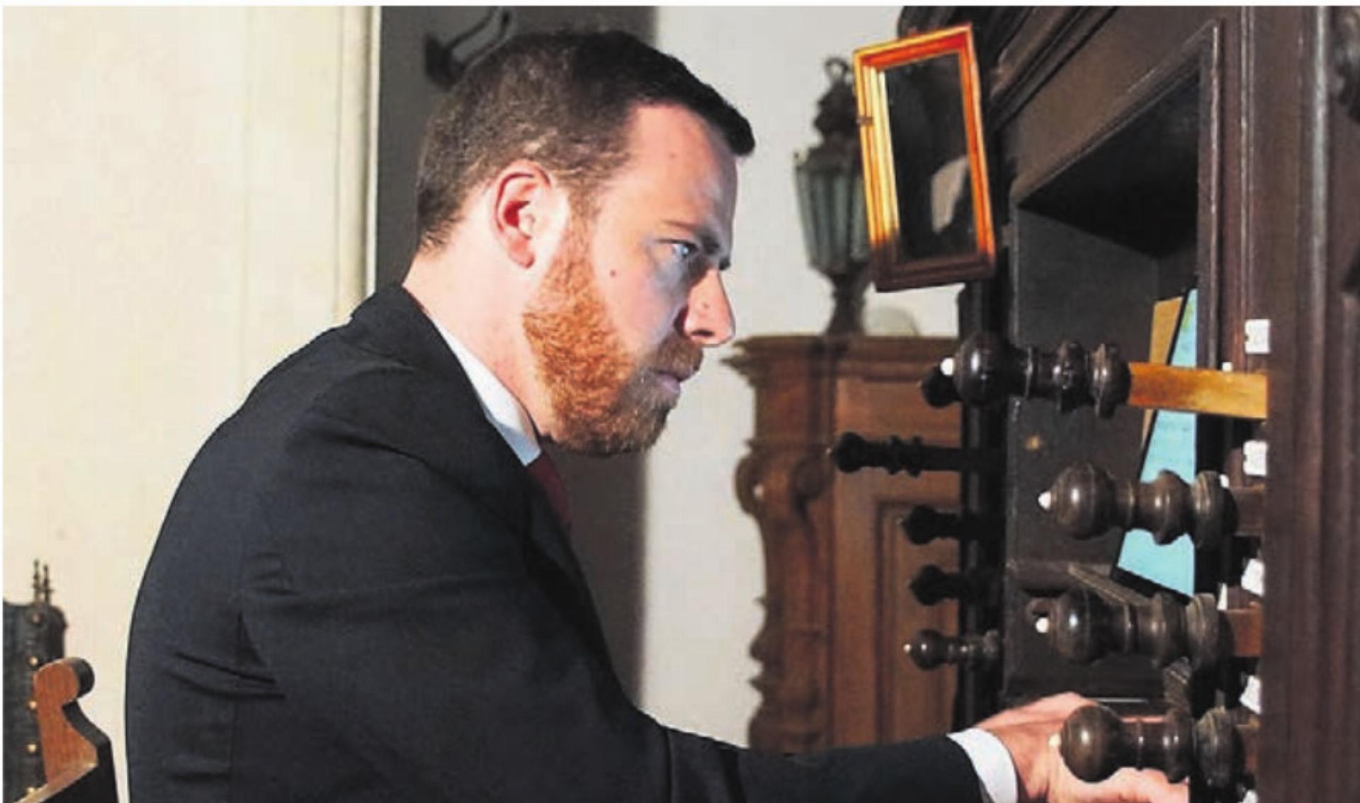 Sérgio Silva zeigt sein Können als Organist am Sonntag in Muri. Bild: zg - Das Bild wird blockiert. – Möglicherweise durch einen aktiven Adblocker.