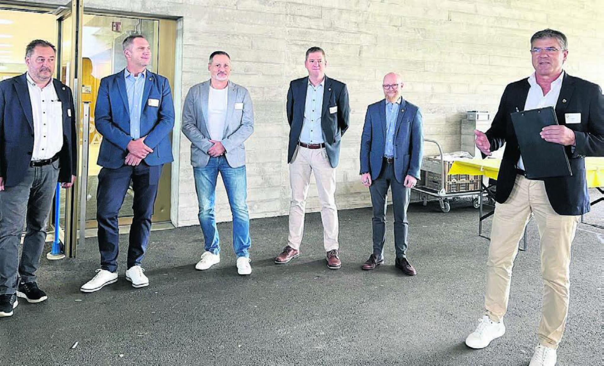 Gemeindeammann Ueli Lütolf (rechts) will zusammen mit seinen Gemeinderatskollegen (von links: Renato Sanvido. Daniel Füglistaler, Fabian Lupp, René Schmidli und Gemeindeschreiber Josef Würsch) die Herausforderungen anpacken. Bild: Archiv - Das Bild wird blockiert. – Möglicherweise durch einen aktiven Adblocker.