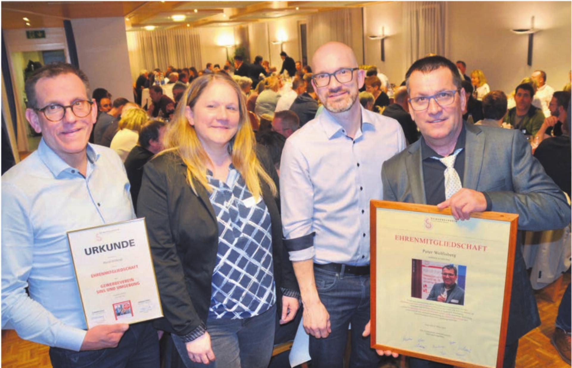 Amtsübergabe im vollen «Löwen»-Saal, von links: der abtretende Kassier Marcel Heldstab mit Nachfolgerin Angela Aeberhard, dem neuen Präsidenten Martin Niederberger und dessen Vorgänger Peter Wolfisberg. Bild: Thomas Stöckli - Das Bild wird blockiert. – Möglicherweise durch einen aktiven Adblocker.