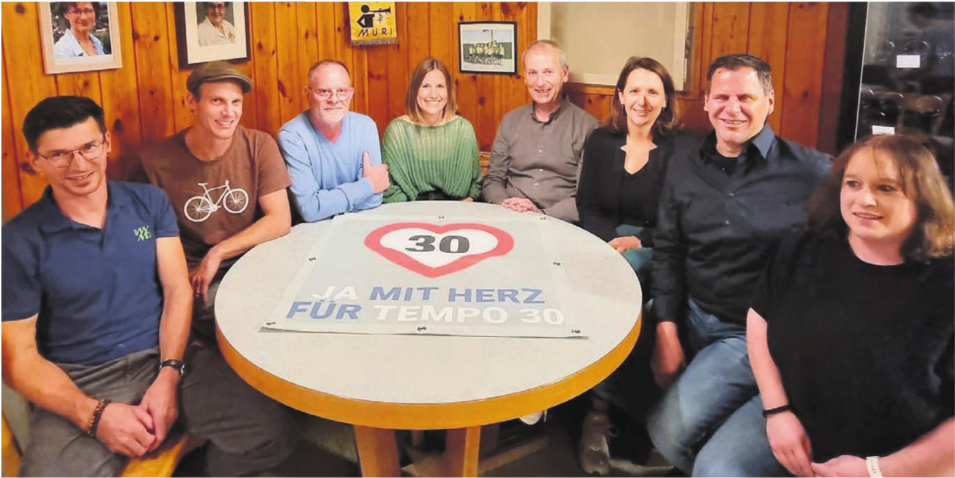 Von links: René Neiger von «Wohnliches Muri-Dorf», Cornel Stöckli, GLP, Ueli Frei, Mitte-Partei, Ramona Stöckli, SP, Stefan Staubli, Muri Energie Forum, Valerie Weibel, Arbeitsgruppe Mobilität und Ortsplanung, Daniel Wachter und Steffi Haller vom Komitee Ja zu Tempo 30, sie gestalteten den Abend. Bild: Verena Anna Wigger - Das Bild wird blockiert. – Möglicherweise durch einen aktiven Adblocker.