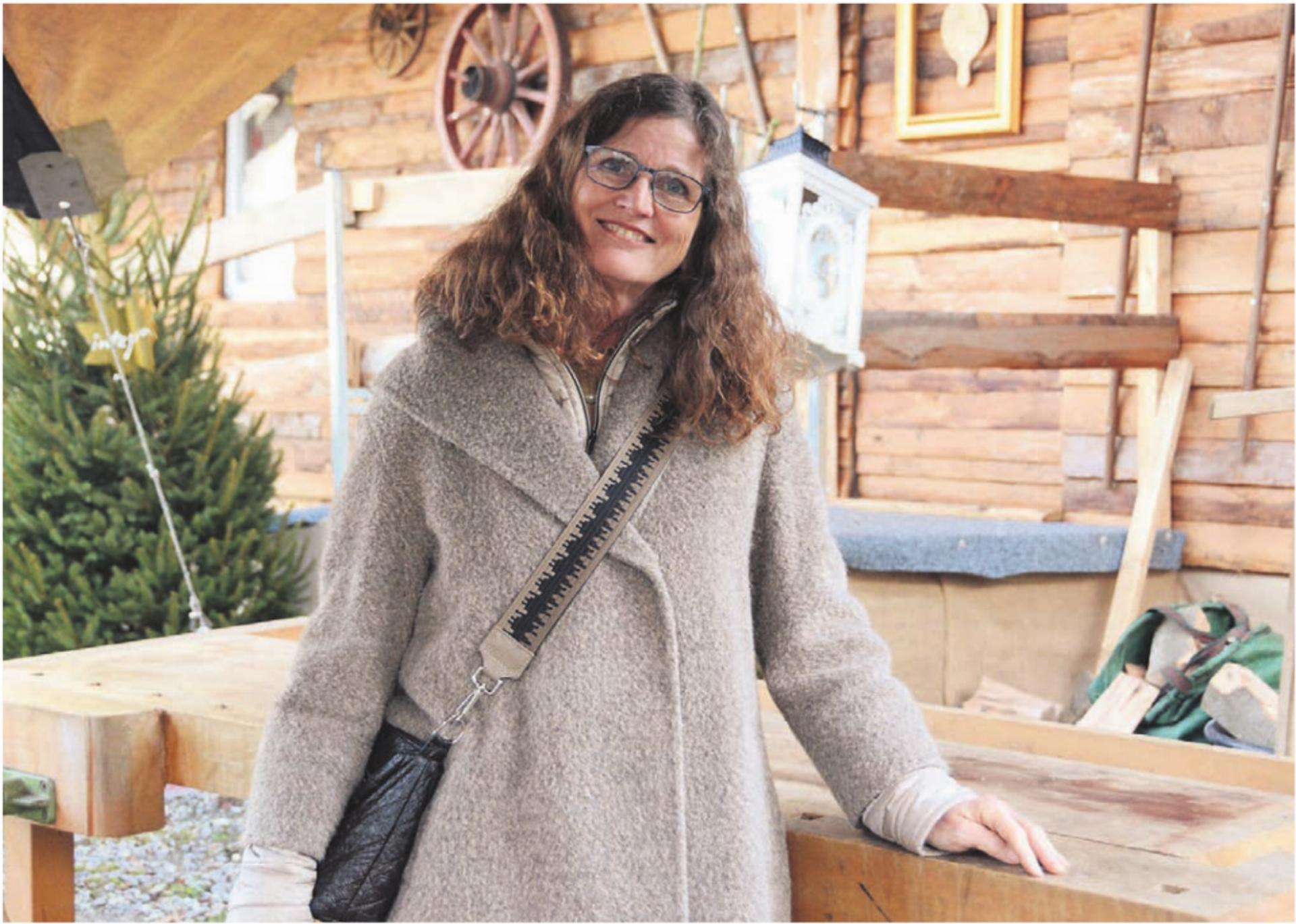 Ariane Gregor ist beruflich und in ihrer Freizeit gerne kreativ tätig. Darum posiert sie für das Foto vor der Werkbank beim Chlaushüsli. «Wobei ich mit Werkbänken nichts am Hut habe», wie sie lachend erklärt. Bild: Chregi Hansen - Das Bild wird blockiert. – Möglicherweise durch einen aktiven Adblocker.