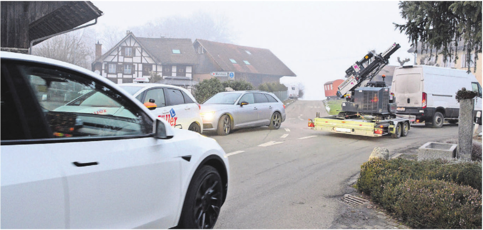 Solche Situationen entstehen aktuell im Weiler Hasli ganz oft. Der Ausweichverkehr hat in den letzten Tagen stark zugenommen. Bild: Annemarie Keusch - Das Bild wird blockiert. – Möglicherweise durch einen aktiven Adblocker.