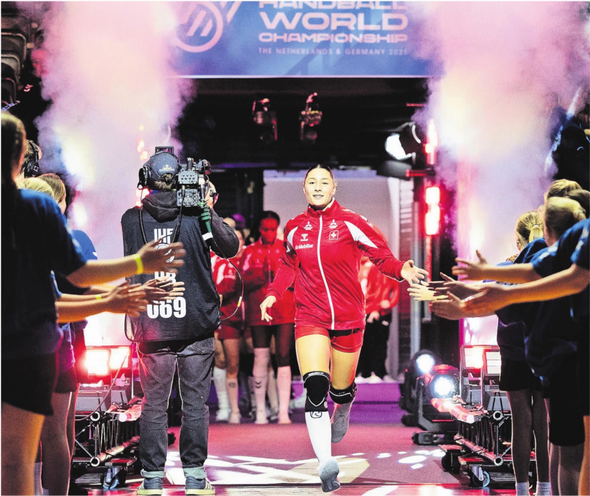 Auf der grössten Handball-Bühne: Daphne Gautschi beim Einlauf vor dem letzten WM-Spiel gegen Rumänien. 
Bild: Freshfocus - Das Bild wird blockiert. – Möglicherweise durch einen aktiven Adblocker.
