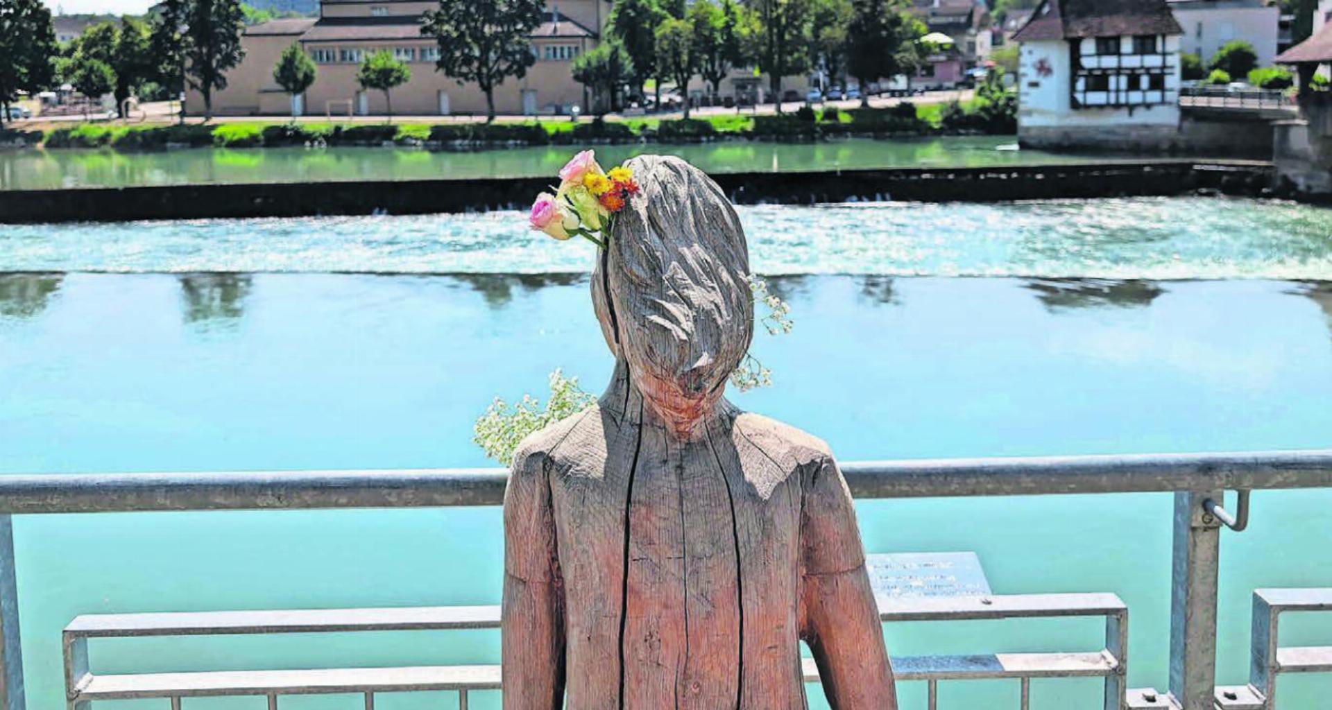 30. August 2024: Das Bremgarter Meitli kehrt knapp drei Wochen nach einem Vandalenakt an seinen Platz zurück. Geschmückt mit Blumen und freudig willkommen geheissen von Unzähligen. Bild: Archiv/huy - Das Bild wird blockiert. – Möglicherweise durch einen aktiven Adblocker.