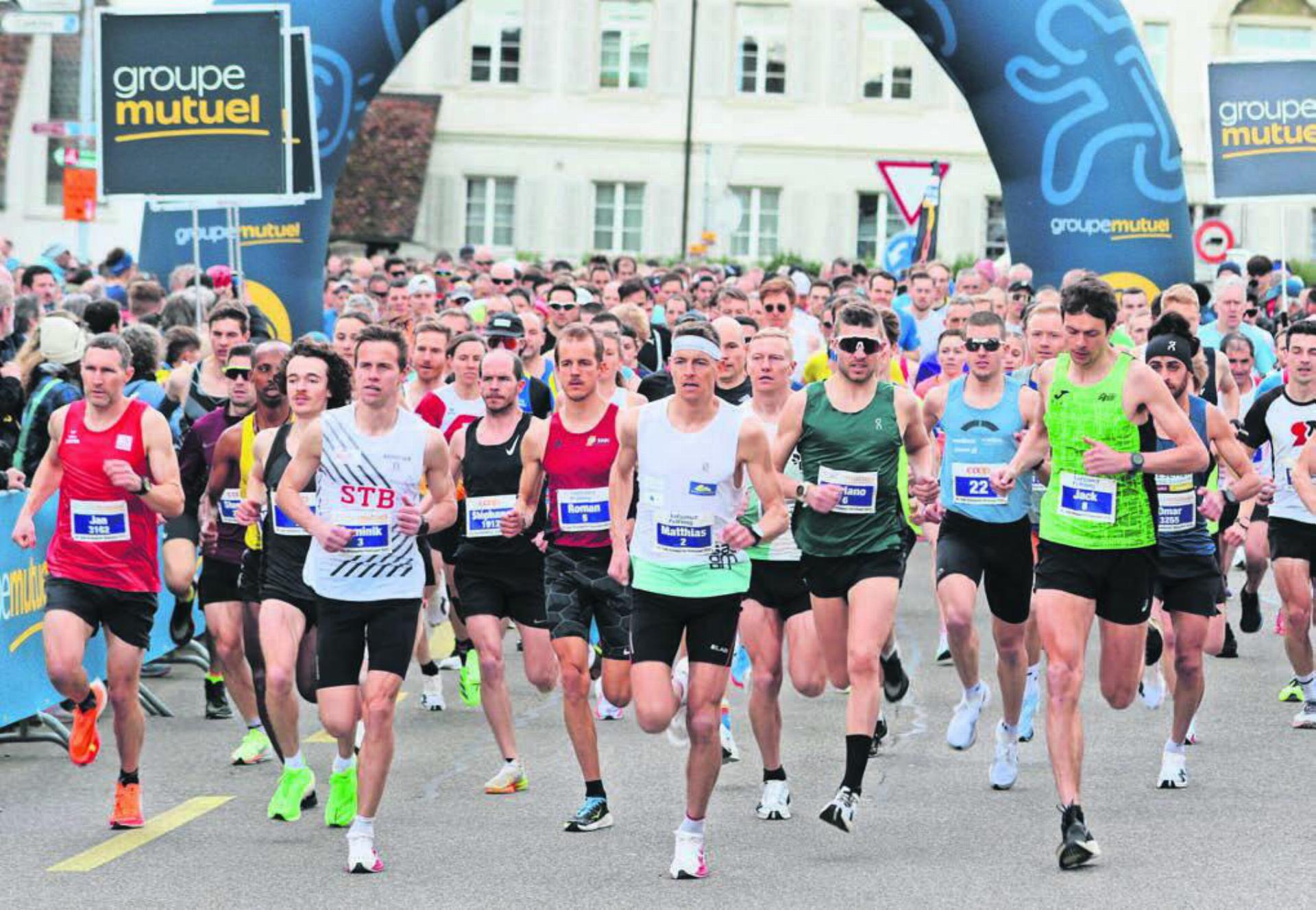 Letztes Jahr starteten rund 3000 Leute am Reusslauf. Dieses Jahr wird die 3000er-Grenze voraussichtlich geknackt. Unter anderem dank der neuen Halbmarathon-Kategorie. Bild: Archiv