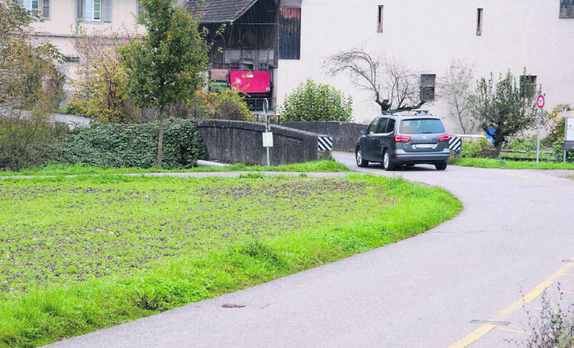Noch können die Autofahrer den Weg über die Tieffurtbrücke nehmen, um das Zentrum zu umfahren. Ob es hier auch in Zukunft eine Brücke über die Bünz gibt und wenn ja welche, das wird an der «Gmeind» entschieden. Bild: Chregi Hansen