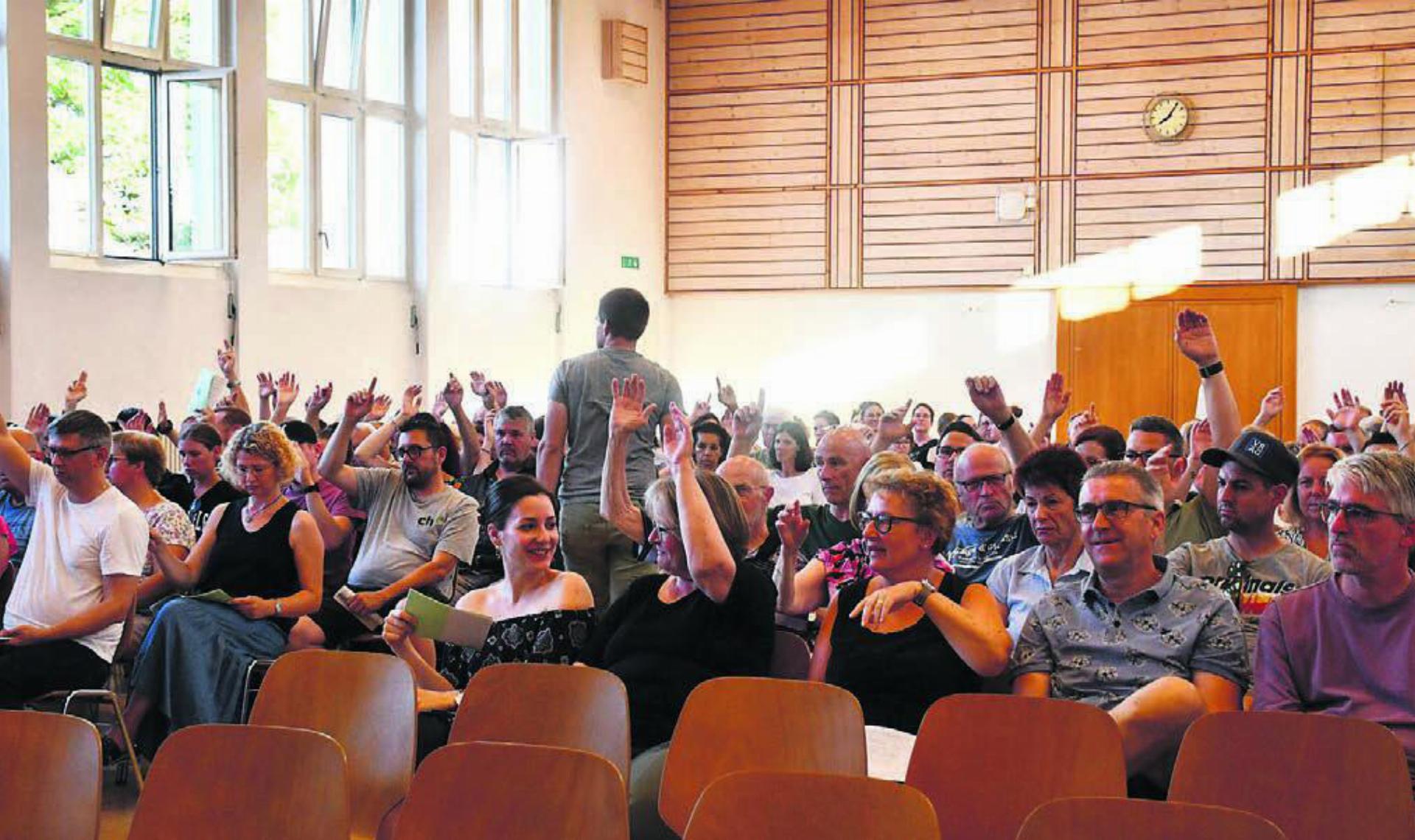 Die Stimmbürger genehmigten alle Traktanden mehrheitlich einstimmig. Bild: Monica Rast