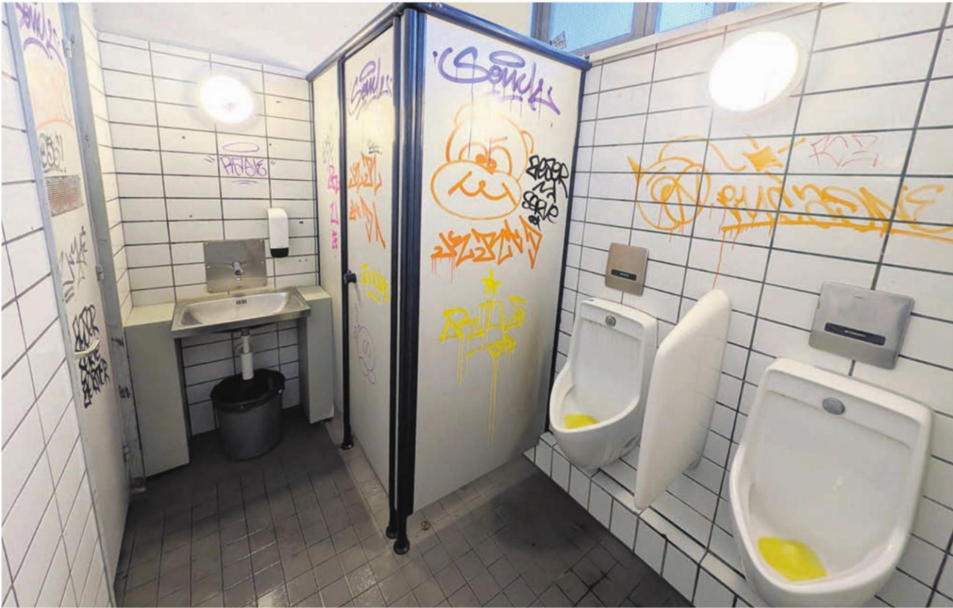 Die Toilette auf dem Obertor-Platz wird immer wieder Opfer von Vandalismus aller Art. Bilder: Marco Huwyler - Das Bild wird blockiert. – Möglicherweise durch einen aktiven Adblocker.