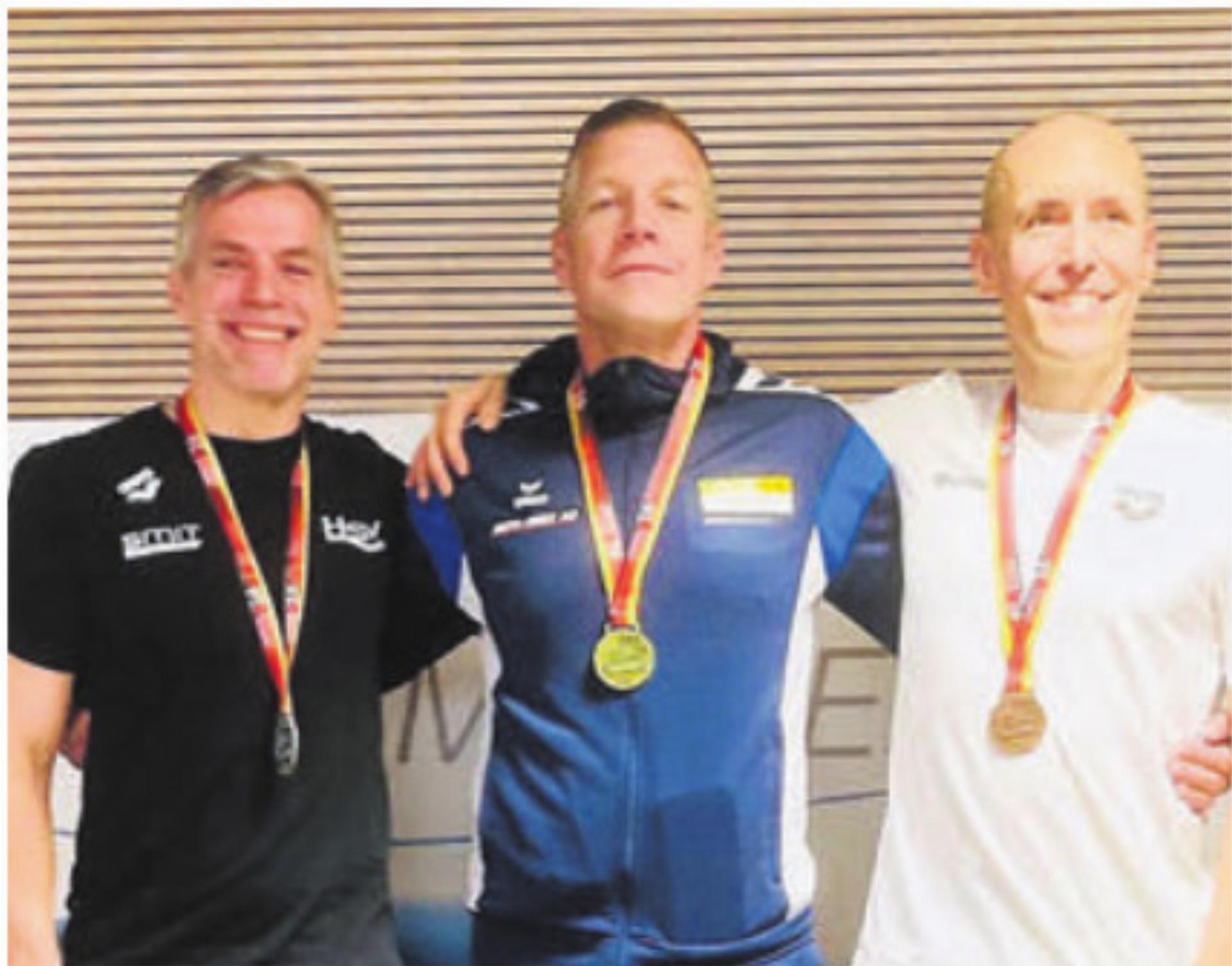 Patrick Stocker (Mitte) holt den Sieg an den deutschen Meisterschaften der Masters. Bild: zg - Das Bild wird blockiert. – Möglicherweise durch einen aktiven Adblocker.