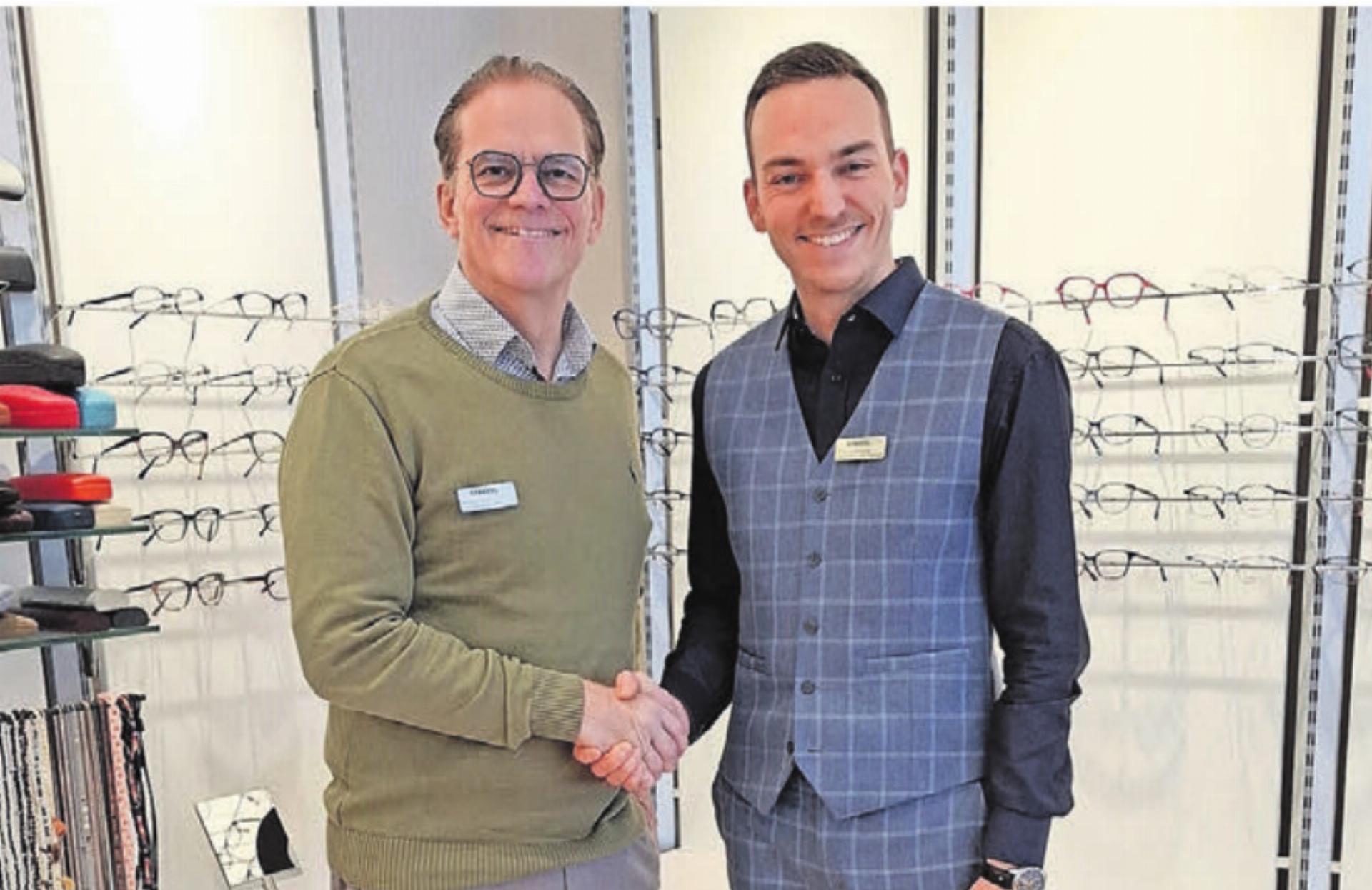 Der neue Geschäftsführer Timon Strebel (rechts) mit Roger Kunz, der Strebel Optik, Wohlen, über viele Jahre geführt hat. Bild: str - Das Bild wird blockiert. – Möglicherweise durch einen aktiven Adblocker.