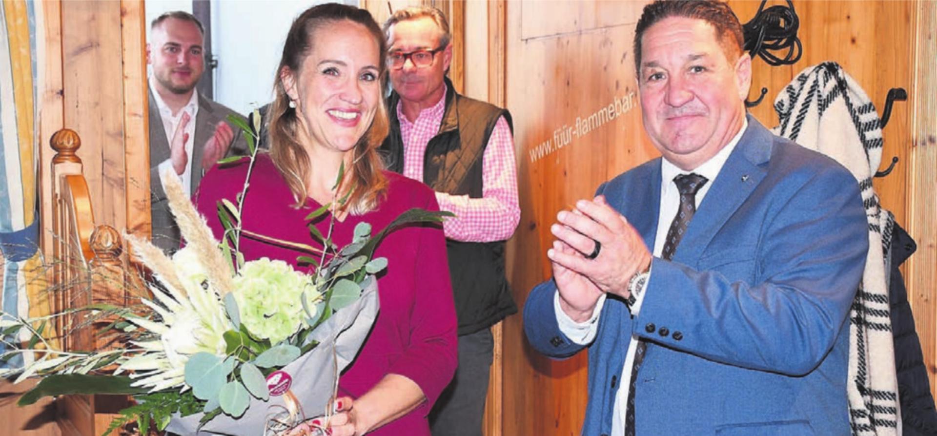 Stefanie Köpfli, die gefeierte Überraschungsfrau der SVP des Bezirks Bremgarten: Von Wahlkampfleiter Mario Gratwohl gab es viele Komplimente und den verdienten Blumenstrauss. Bild: dm