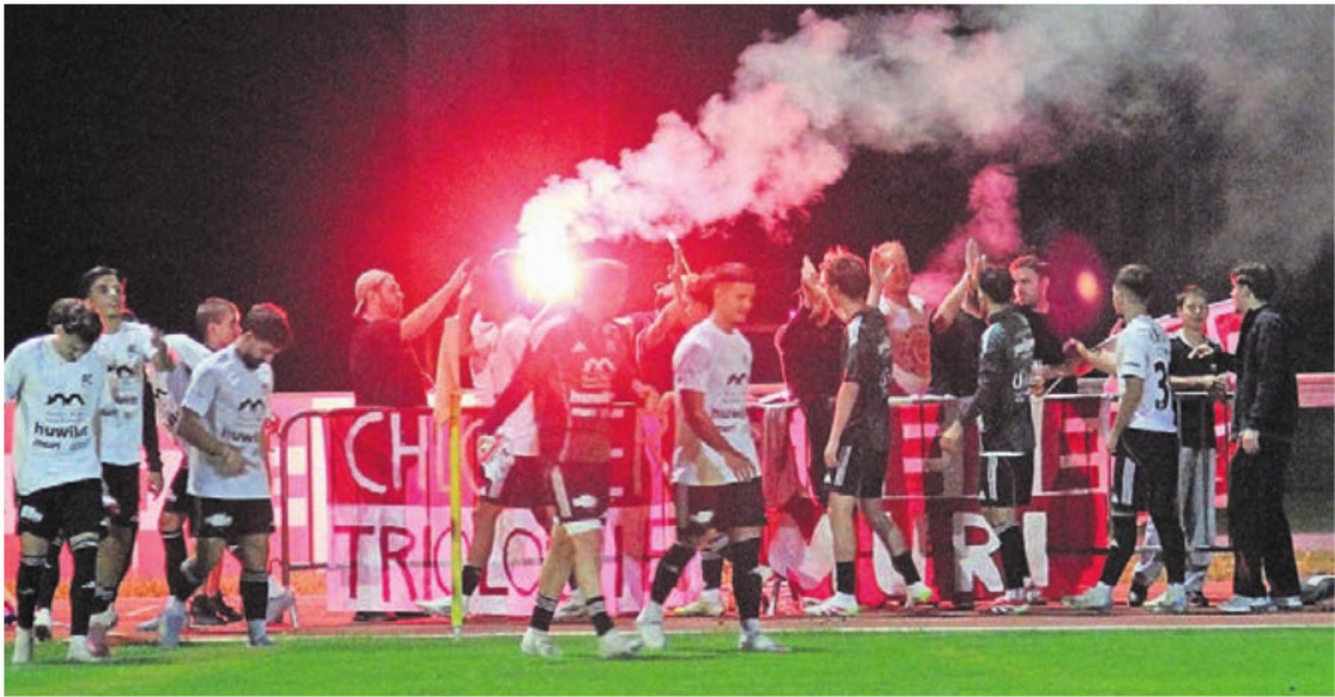 Der Murianer Anhang feiert die Mannschaft und das Weiterkommen im Cup. Bild: pf - Das Bild wird blockiert. – Möglicherweise durch einen aktiven Adblocker.
