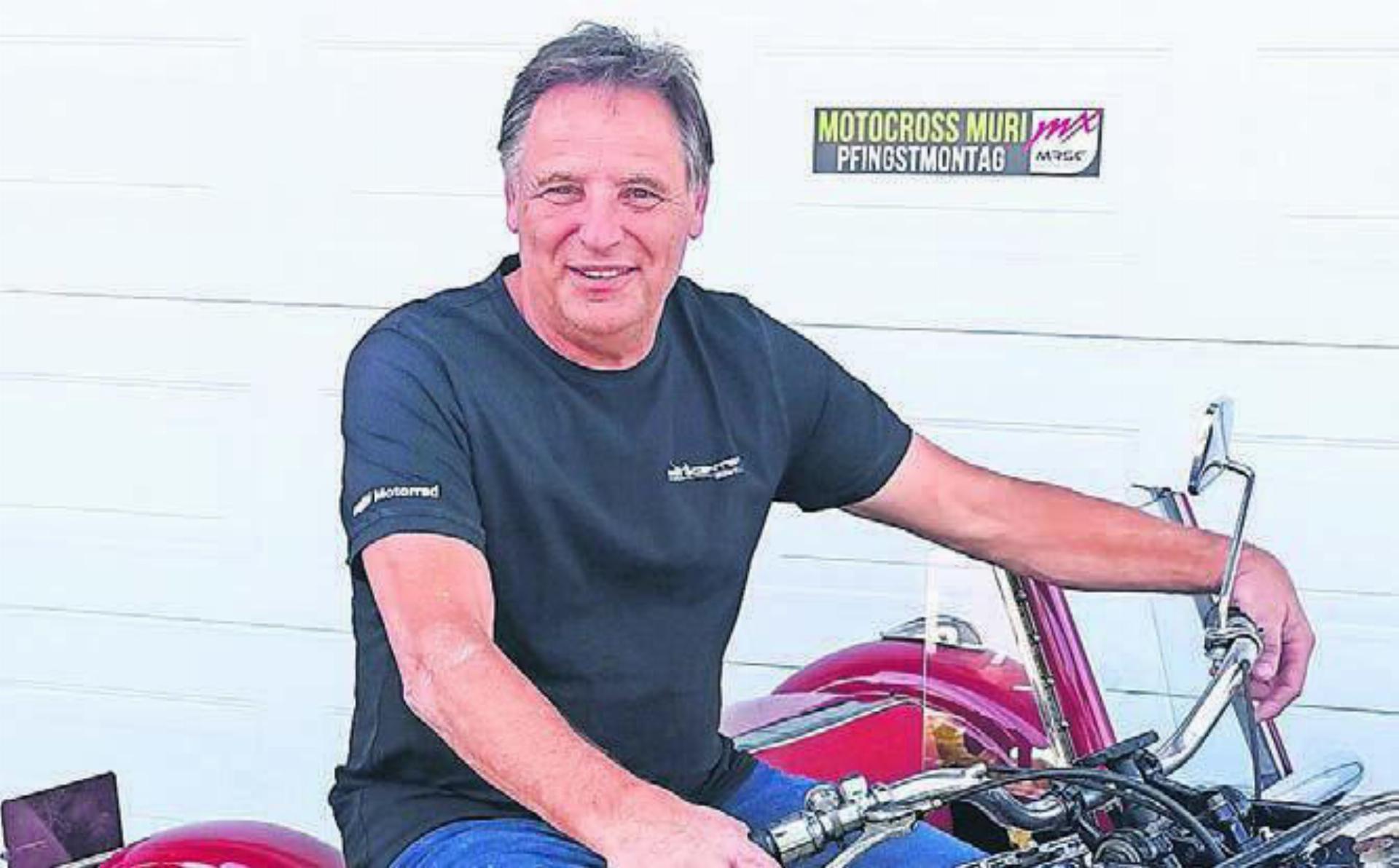 Kein seltenes Bild: Urs Huwiler auf dem Motorrad. Bild: zg