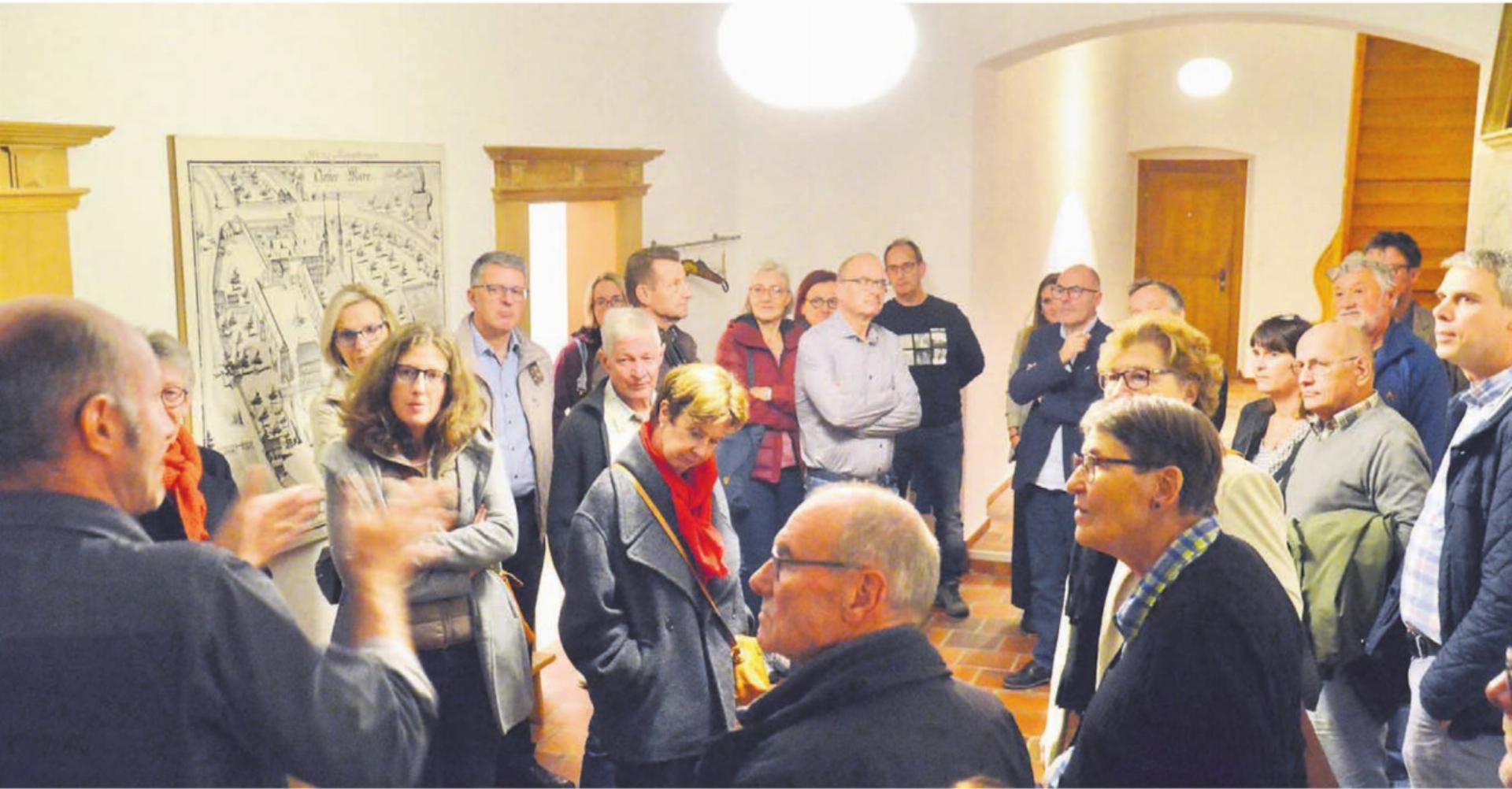 Einblick in die Räume des ehemaligen Hospizes, hier im ersten Obergeschoss. Kirchenpfleger Erich Richner (links) erläutert den Aufbau. Bild: Thomas Stöckli - Das Bild wird blockiert. – Möglicherweise durch einen aktiven Adblocker.