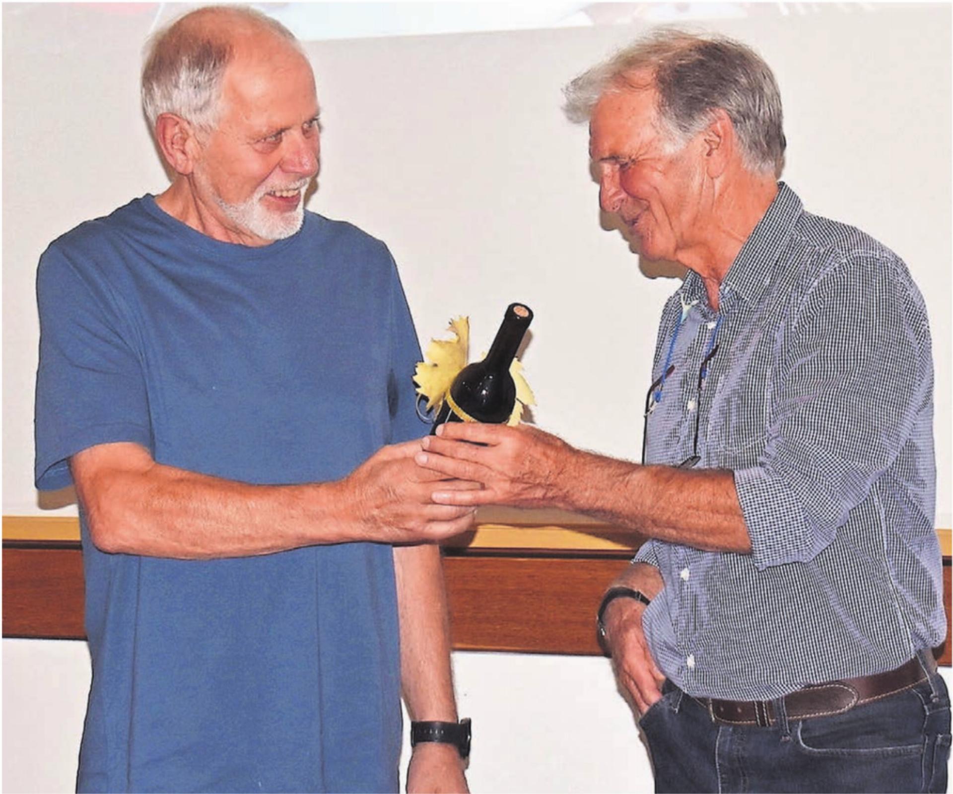 Hans Kneubühler (links) von der Kulturkommission überreichte dem Referenten Cyrill Heimgartner eine Flasche Wein, einen «Hambeler». Bilder: Erika Obrist / zg - Das Bild wird blockiert. – Möglicherweise durch einen aktiven Adblocker.