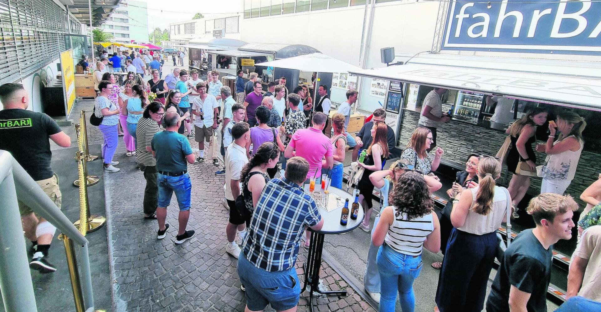 DJ Ravez’ Musik, die Lounge, das feine Food und das kühle Nass überzeugten. Alle genossen sichtlich einen ungezwungenen Abend und feierten ihre Leistung. Bild: Verena Anna Wigger