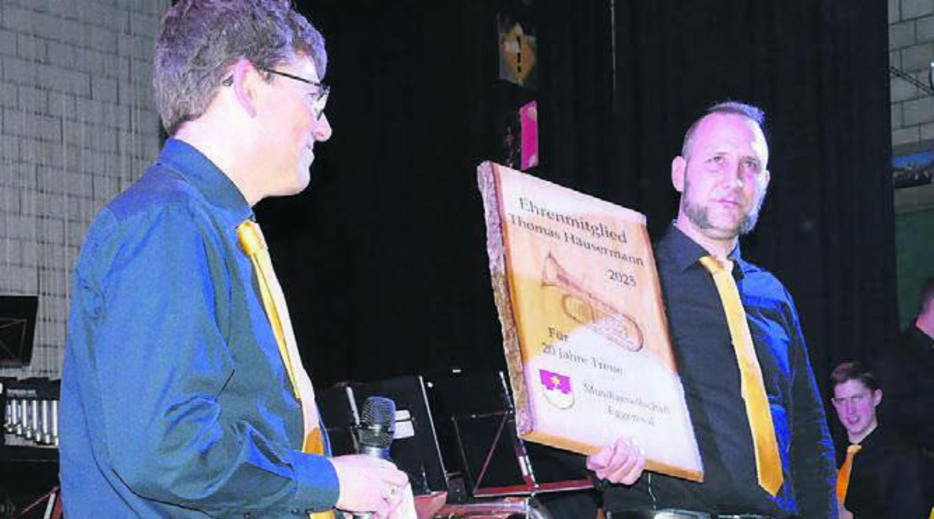 Thomas Häusermann (rechts) wurde durch den Präsidenten Stefan Martin zum Ehrenmitglied ernannt. Bild: tre