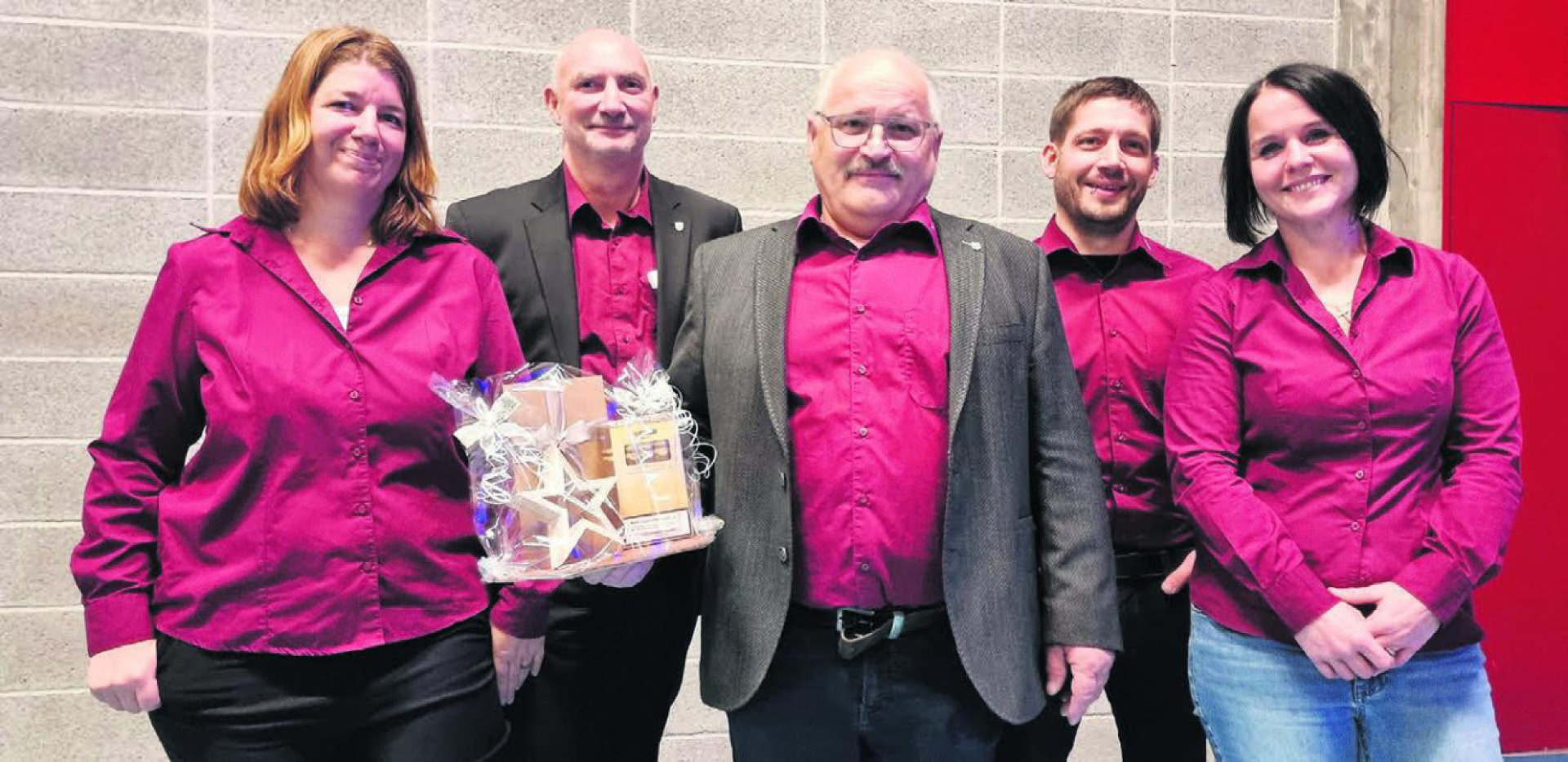 Der Gemeinderat von Bettwil verabschiedete Gemeindeammann Peter Keusch, Mitte und bedankte sich für seinen Einsatz. Von links: Dominique Hoffmann, Michel Greber, Peter Keuch, Kurt Nussbaumer, Claudia Gauch. Bild: Verena Anna Wigger - Das Bild wird blockiert. – Möglicherweise durch einen aktiven Adblocker.