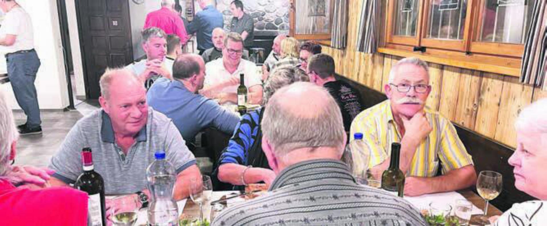 Gemütlich ging es unter den rund 35 Mitgliedern des Gewerbevereins zu. Bild: zg