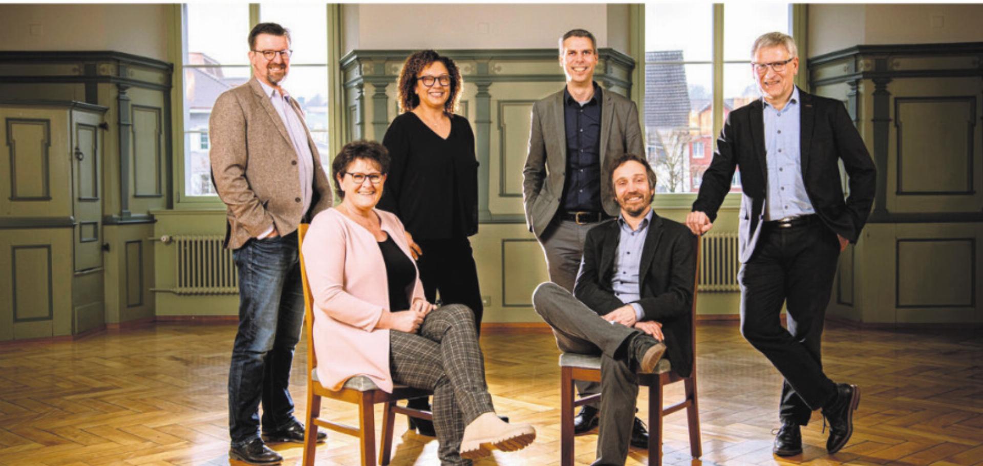 Das Gruppenfoto mit Gemeinderat und Gemeindeschreiber wird nach den drei Rücktritten per Ende Jahr ab 2026 ganz anders aussehen. Bild: Archiv - Das Bild wird blockiert. – Möglicherweise durch einen aktiven Adblocker.