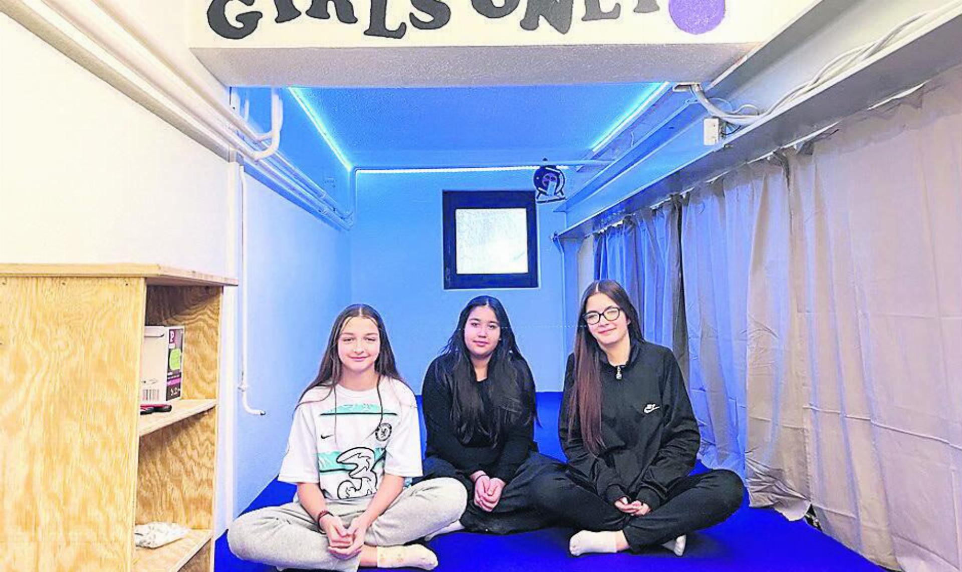 Diona, Nisa und Lara Pajaziti freuen sich über den Mädchenraum. Bild: zg