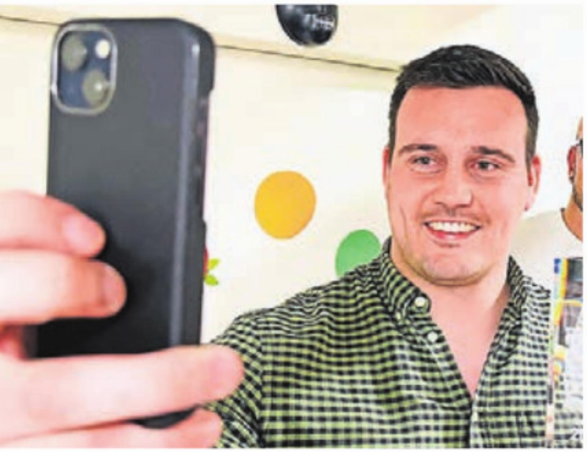 Joel Strebel und sein Siegerselfie. Bild: spr - Das Bild wird blockiert. – Möglicherweise durch einen aktiven Adblocker.