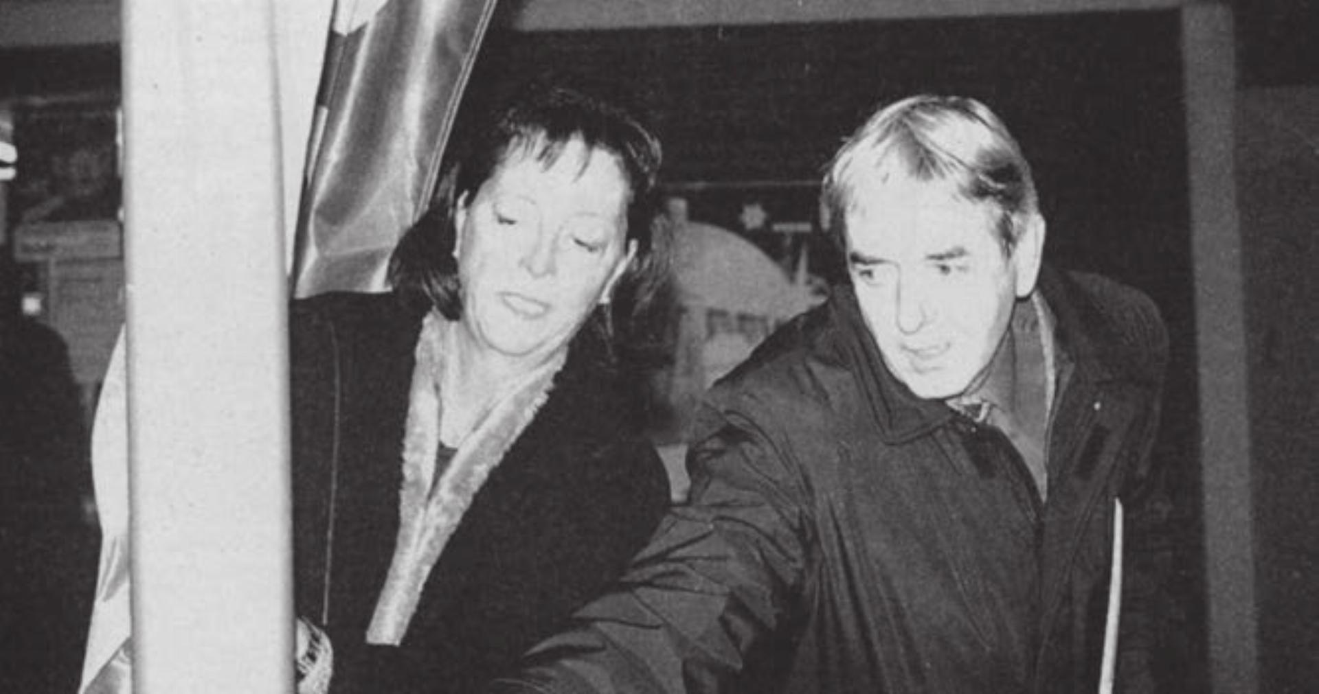 Ursula Lightowler, Präsidentin des Verkehrsvereins, und Frey Zobrist hissen die Fahne mit dem Aufdruck «Tourist-Information» in Bremgarten. Bild: Archiv - Das Bild wird blockiert. – Möglicherweise durch einen aktiven Adblocker.