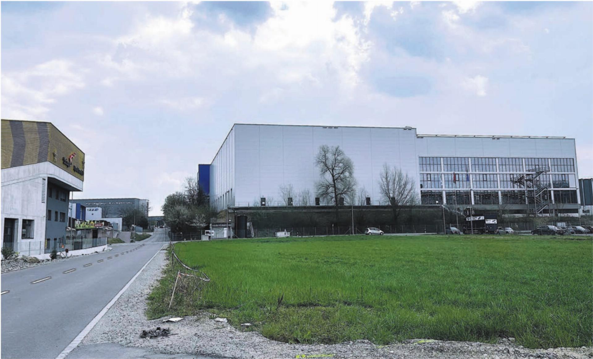 In diese grosse Halle (rechts) zieht die Digitec Galaxus AG ein. Links: die «Brings»-Entsorgungsstelle. Bild: Stefan Sprenger - Das Bild wird blockiert. – Möglicherweise durch einen aktiven Adblocker.