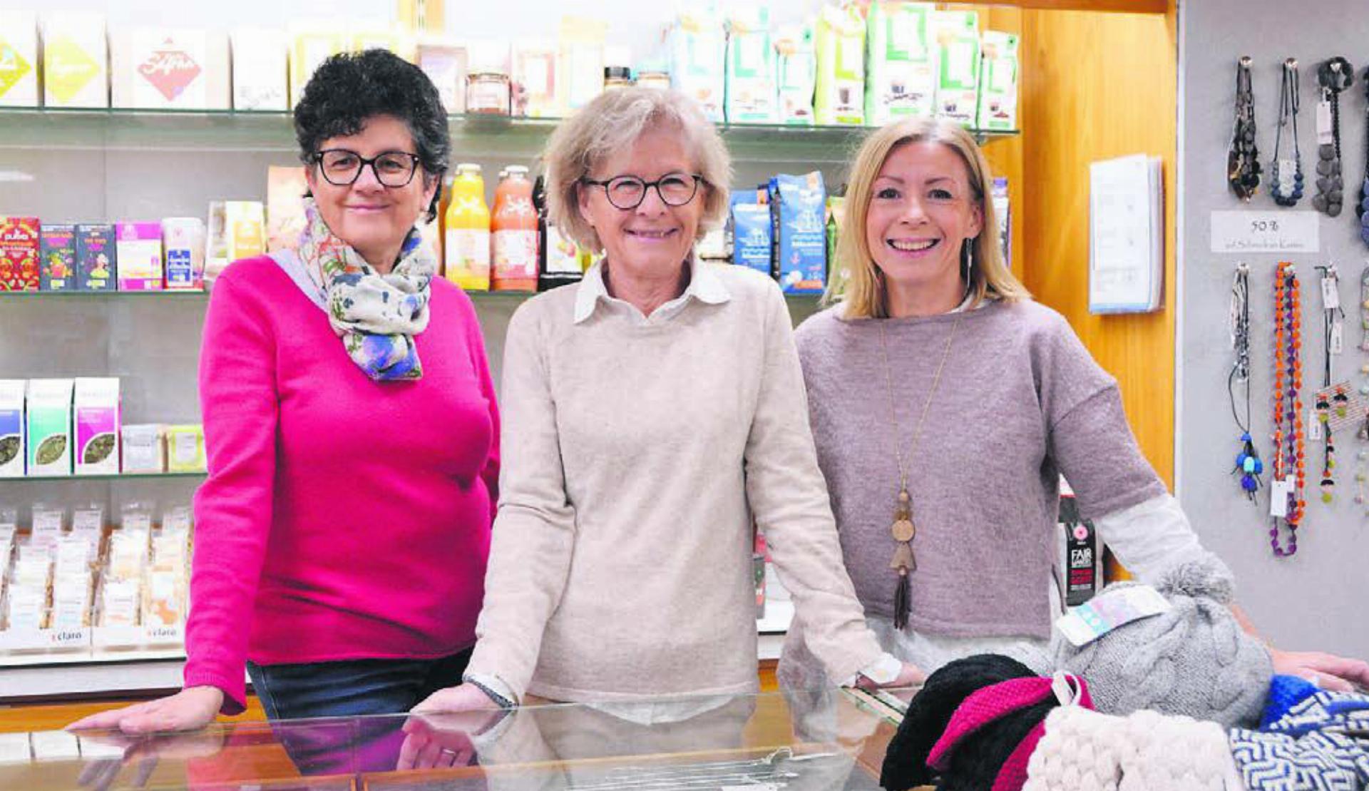 Stehen zu hundert Prozent hinter den Produkten ihres claro-Ladens in Wohlen: (von links) Frida Ackermann, Lilo Veraguth und Sandra Roth. Bild: Sabrina Salm