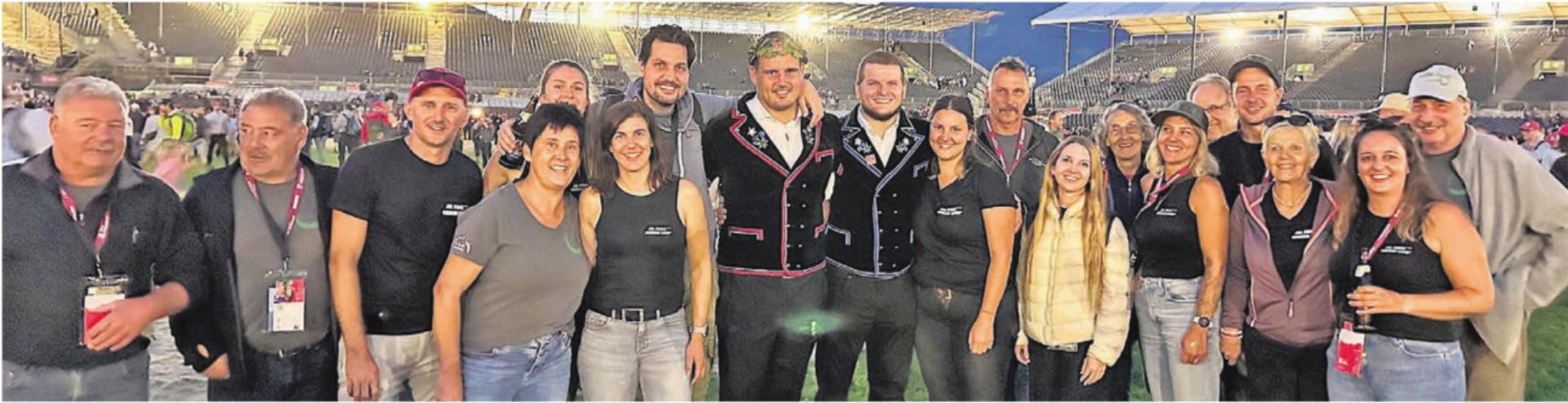 Grosses Umfeld, grosser Support. Joel Strebel mit Familie, Freundin, Freunden und Verwandten nach der Kranzübergabe am Sonntagabend am Eidgenössischen in Mollis. Bilder: Stefan Sprenger / zg - Das Bild wird blockiert. – Möglicherweise durch einen aktiven Adblocker.