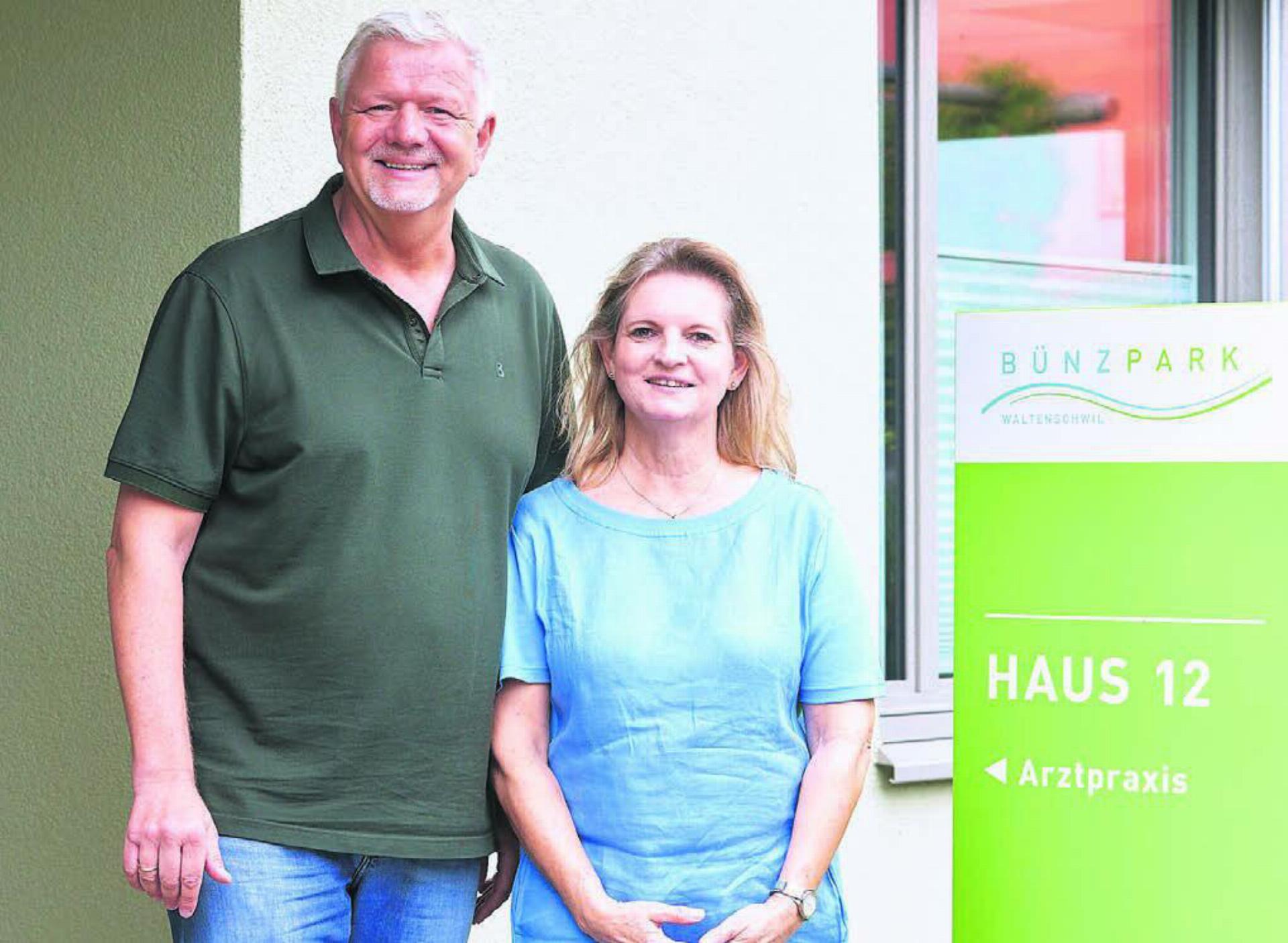 Stefan und Erika Schäfer vor ihrer Praxis beim Bünzpark in Waltenschwil. Bild: zg