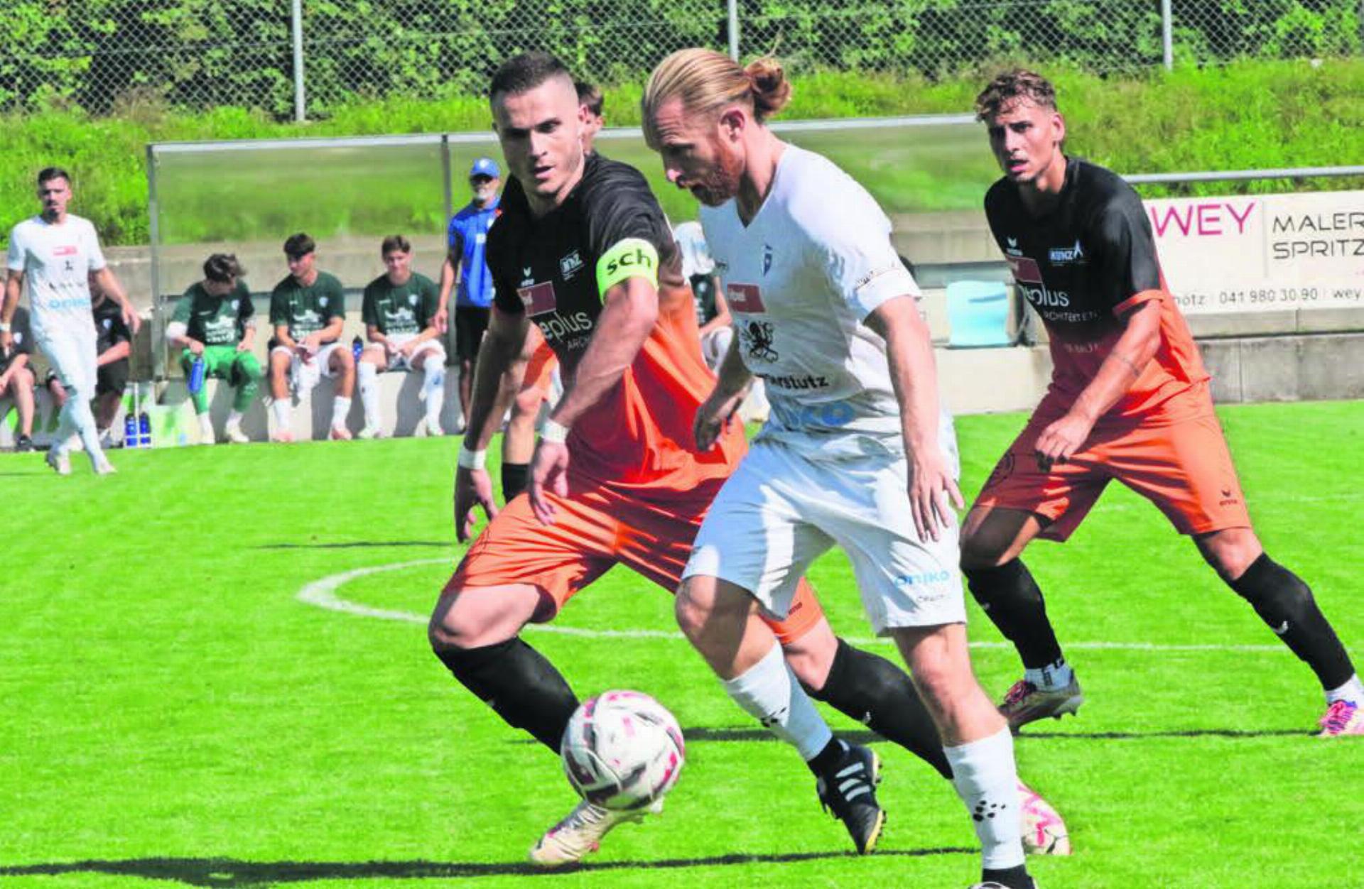 Michael Weber (Mitte) versucht an Schötz-Captain Almedin Hodzic (links) vorbeizukommen. Dem FCW-Rückkehrer unterläuft in der Anfangsphase ein grober Fehlpass. Er ist aber einer der wenigen im Team, der Willen zeigt. Bild: Josip Lasic - Das Bild wird blockiert. – Möglicherweise durch einen aktiven Adblocker.