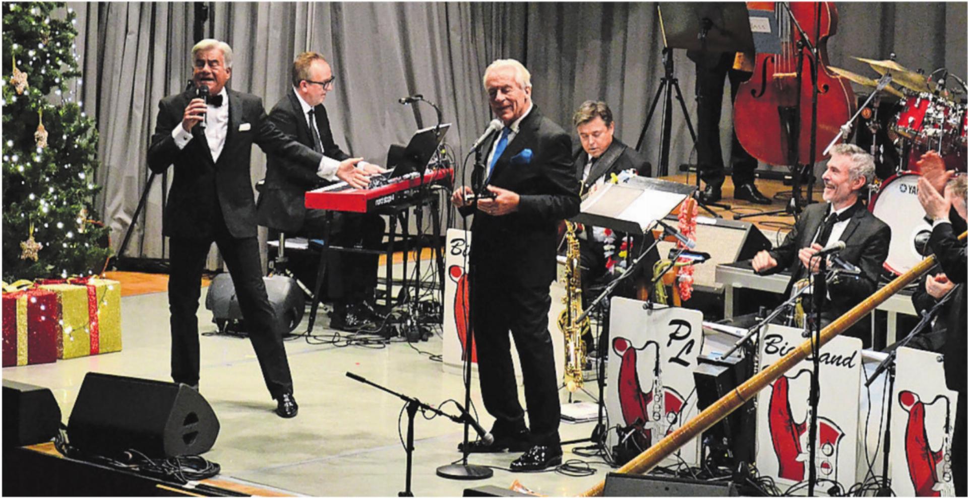 Pino Gasparini (links) und Pepe Lienhard (rechts stehend) sorgten für Gänsehaut-Momente. Bild: Albert Schumacher - Das Bild wird blockiert. – Möglicherweise durch einen aktiven Adblocker.