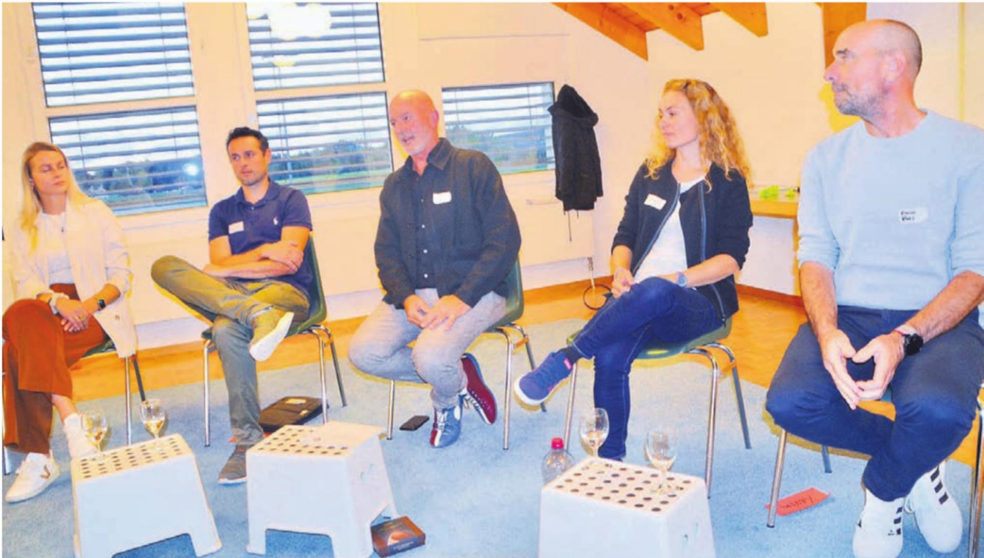Wie soll das Bahnhof-Areal Benzenschwil weiterentwickelt werden? Es diskutierten, von links: Katja Schwegler (SBB Immobilien), Yvan Stalder (Kommission), Thomas Graf (Moderation), Doris Fischer (Kommission) und Gemeinderat Kevin Vaes. Bilder: Thomas Stöckli / zg - Das Bild wird blockiert. – Möglicherweise durch einen aktiven Adblocker.