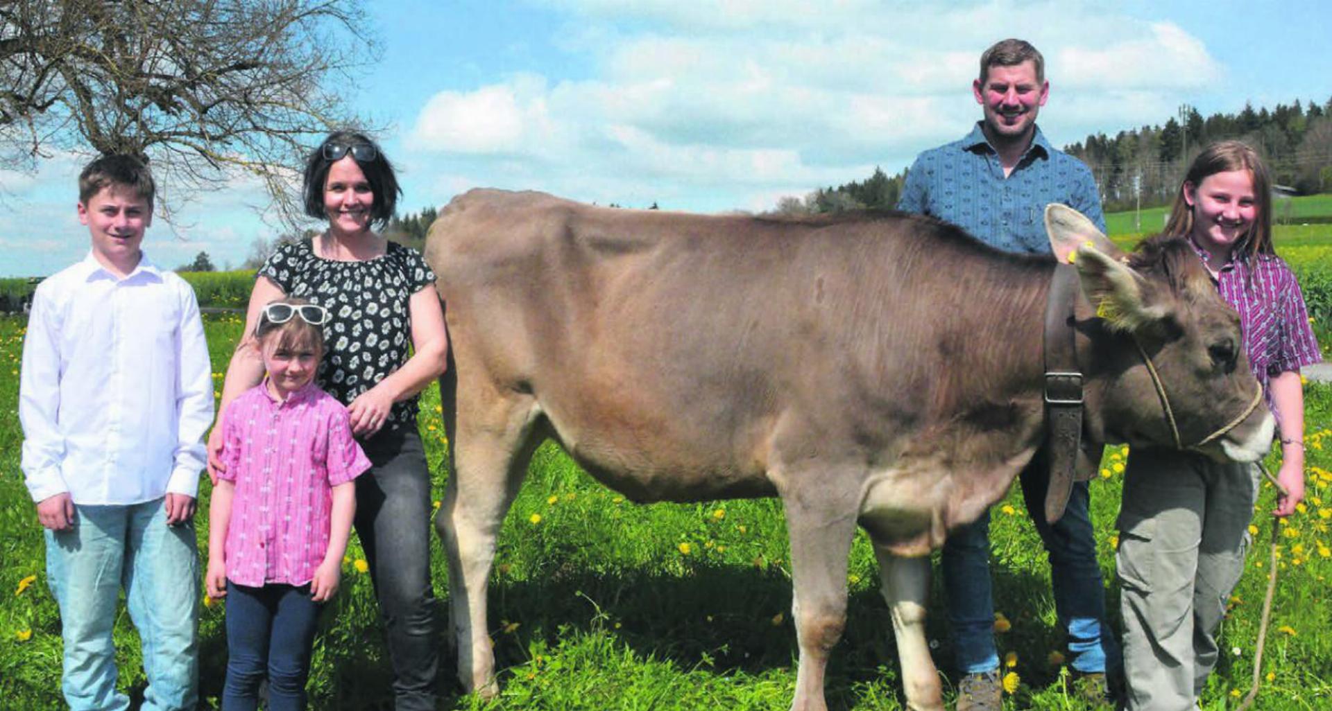 Der Stolz ist ihnen anzusehen – die Familie Gauch und ihr Rind Tabea, von links: Fynn, Luana, Claudia, Cyrill und Svea Gauch. Bild: Annemarie Keusch