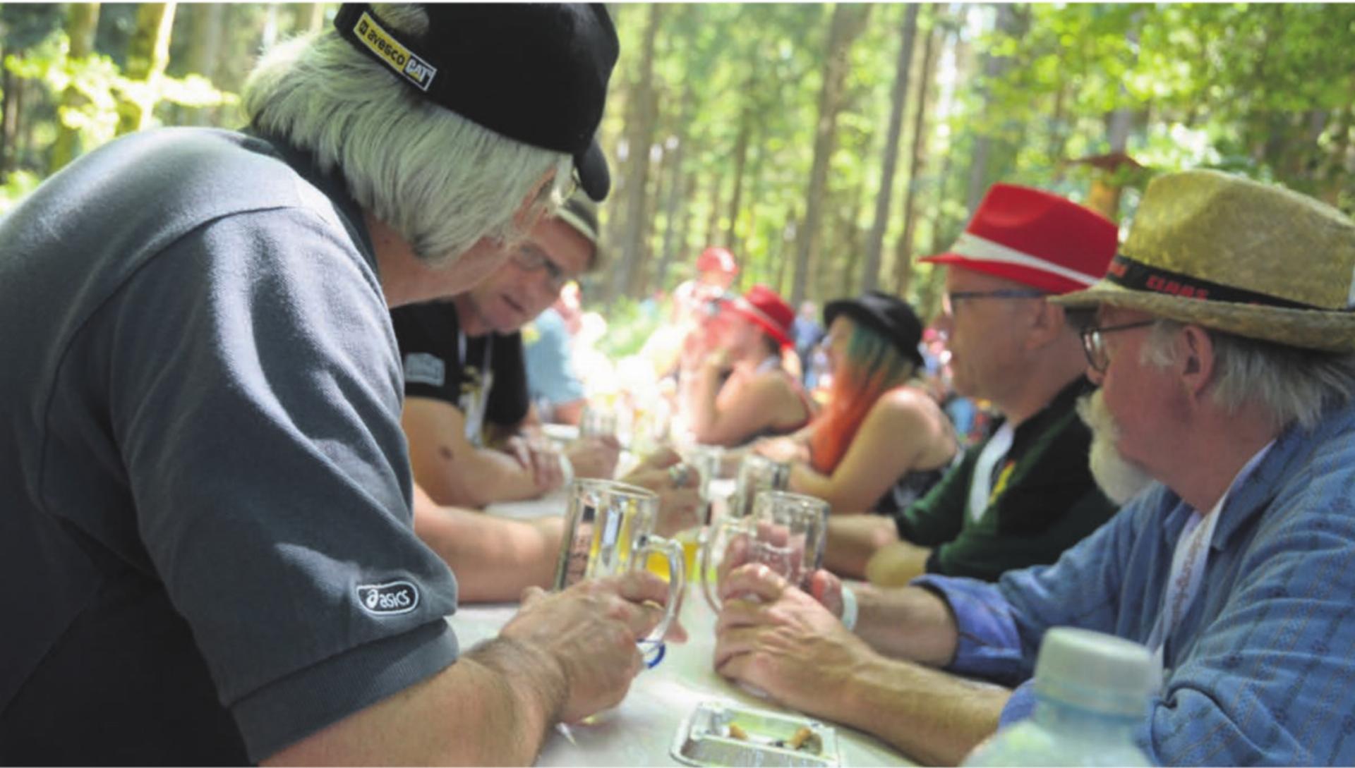 Am 27. Juni ist es wieder so weit, dann machen sich 500 Bierfans auf eine Wanderung durch den Wohler und Waltenschwiler Wald. Natürlich wird an fünf Stationen ein Degustationshalt eingelegt und ein kühles Bier genossen.
Bild: Archiv - Das Bild wird blockiert. – Möglicherweise durch einen aktiven Adblocker.