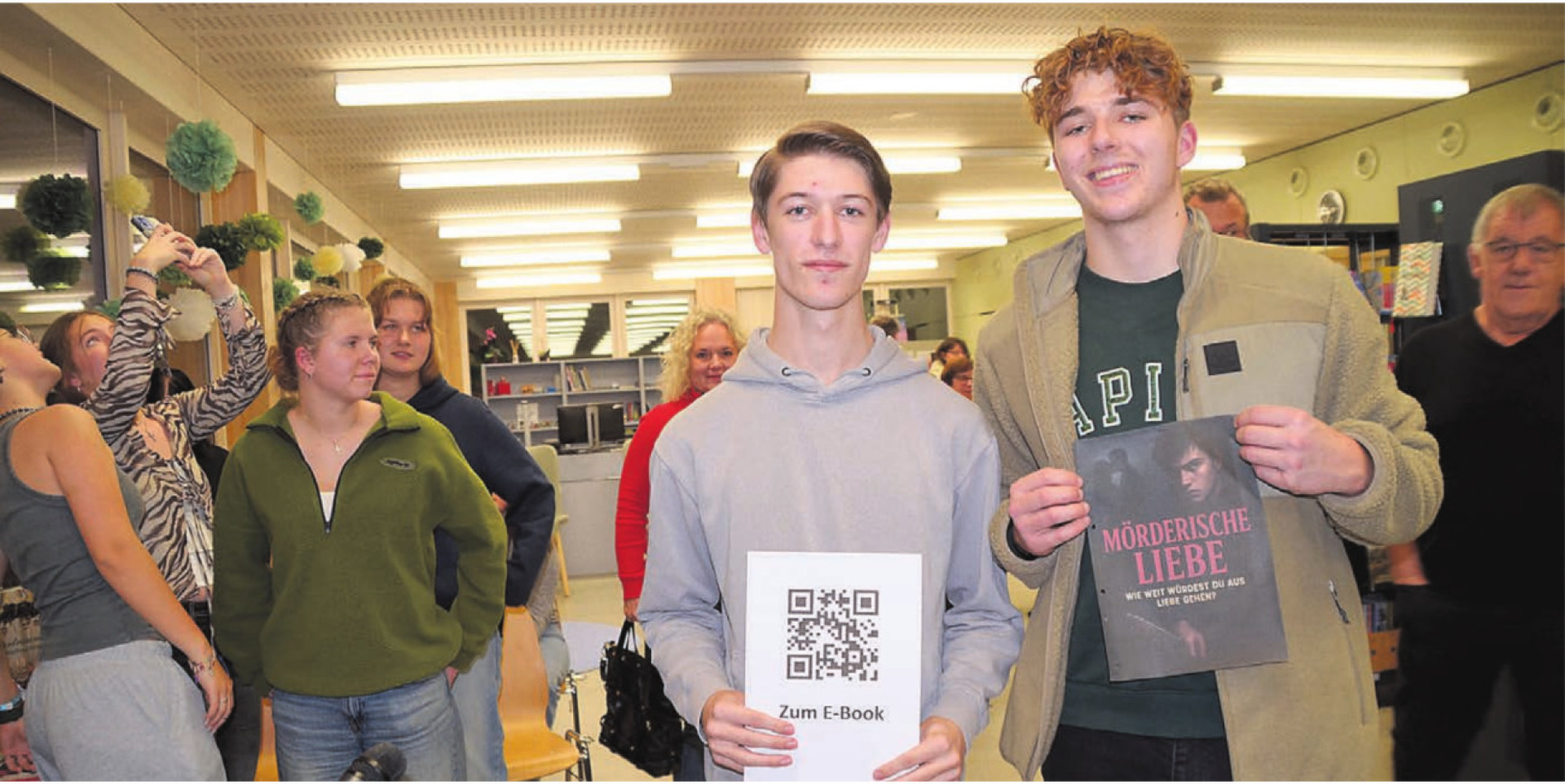 Zwei junge Murianer hinter einer erfolgreichen Lesung in der Bibliothek Merenschwand: Autor Basil Lang (rechts) mit dem Cover seines düsteren Romans. Neben ihm Marc Lierhaus, der seinen Kollegen bei der Publikation unterstützt und den Anlass organisiert hat. Bild: Thomas Stöckli - Das Bild wird blockiert. – Möglicherweise durch einen aktiven Adblocker.
