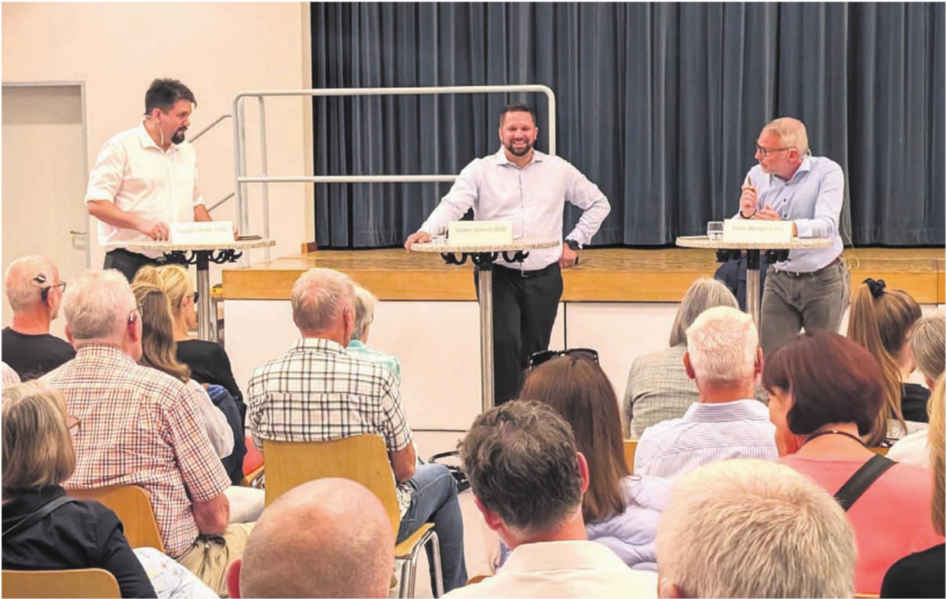 In der Runde der drei neuen Stadtratsaspiranten um Claudio Müller (SVP), Sandro Schmid (GLP) und Peter Werder (FDP) wurde eifrig diskutiert – und zuweilen auch mit- und über einander gelacht. 
Bilder: Marco Huwyler - Das Bild wird blockiert. – Möglicherweise durch einen aktiven Adblocker.