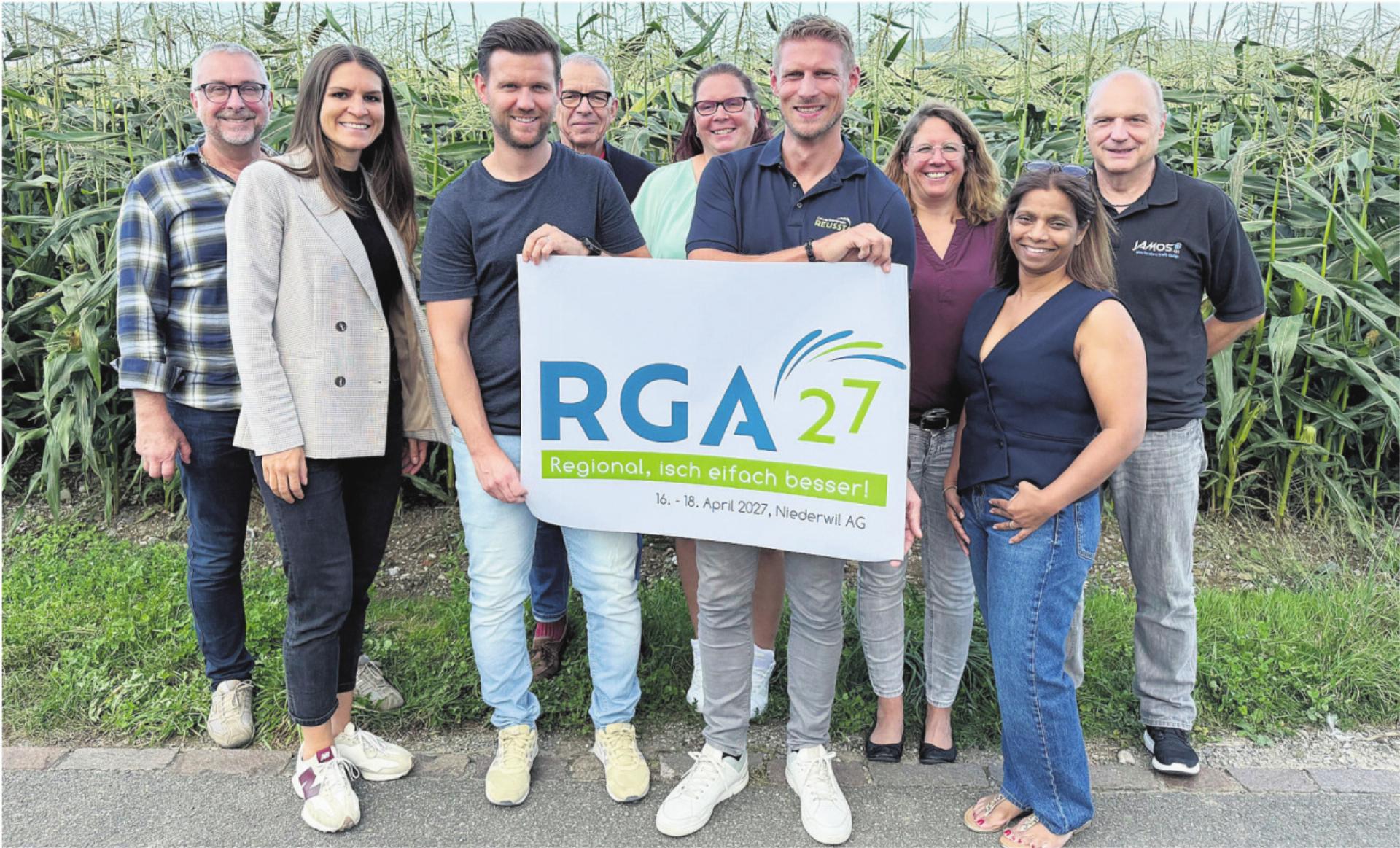 Sie geben alles, dass die Reusstaler Gewerbeausstellung (RGA) im April 2027 ein voller Erfolg wird: (von links) Thomas Schärer (Technik), Janine Hubschmid (Standbau), Raphael Peterhans (Bau allgemein), Peter Stenz (Kassier), Tanja Kobel (Vertretung Schulanlage), Pascal Hufschmid (OK-Präsident, Präsident Gewerbeverein), Cornelia Oldani (Sekretariat), Colleen Furrer (Festwirtschaft), René Maurer (Web/Grafik). Nicht anwesend: Bruno Hufschmid (Dekoration), Martin Nietlispach (Medien/PR/Werbung) und Sabrina Seiler (Verkehr/Sanität). Bild: zg - Das Bild wird blockiert. – Möglicherweise durch einen aktiven Adblocker.