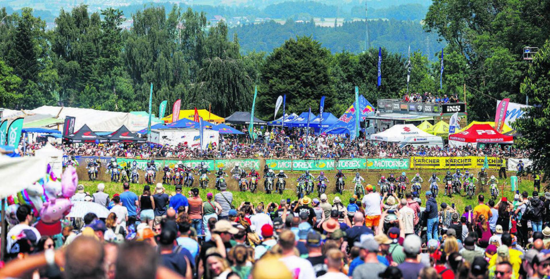 Hoch oben über Muri, Tausende Zuschauer und der Motorsport steht im Mittelpunkt. Das Pfingstcross erlebte einen Sahnetag. Bild: Simon Huwiler