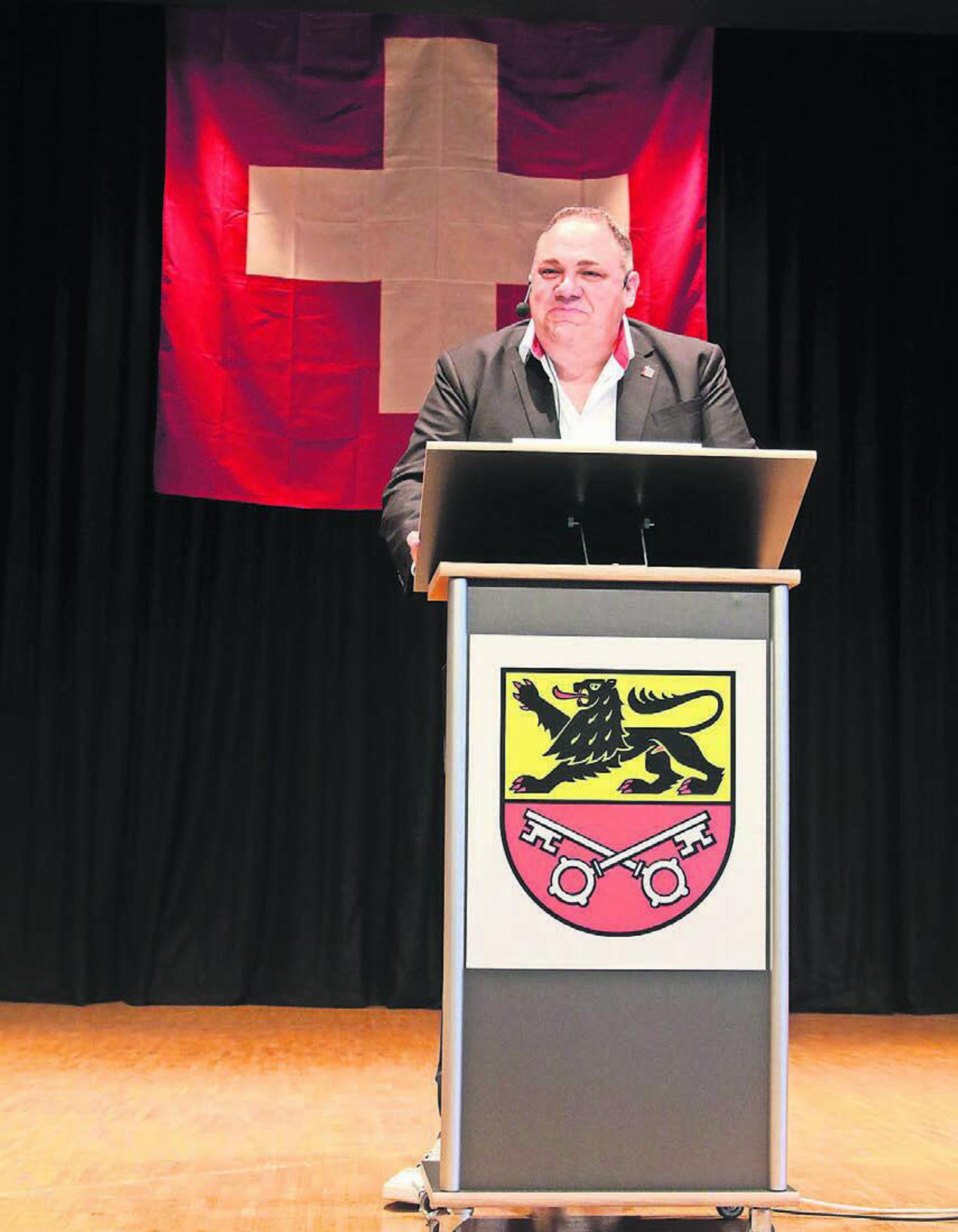 Stefan Strebel hinter dem Rednerpult mit dem Oberlunkhofer Wappen – dort fand die gemein-
same Bundesfeier der Gemeinden Ober- und Unterlunkhofen statt – und vor der Schweizer Flagge. Der Schwingsport ist Schweizer Tradition und diese Traditionen sollen erhalten bleiben.
Bilder: Josip Lasic - Das Bild wird blockiert. – Möglicherweise durch einen aktiven Adblocker.