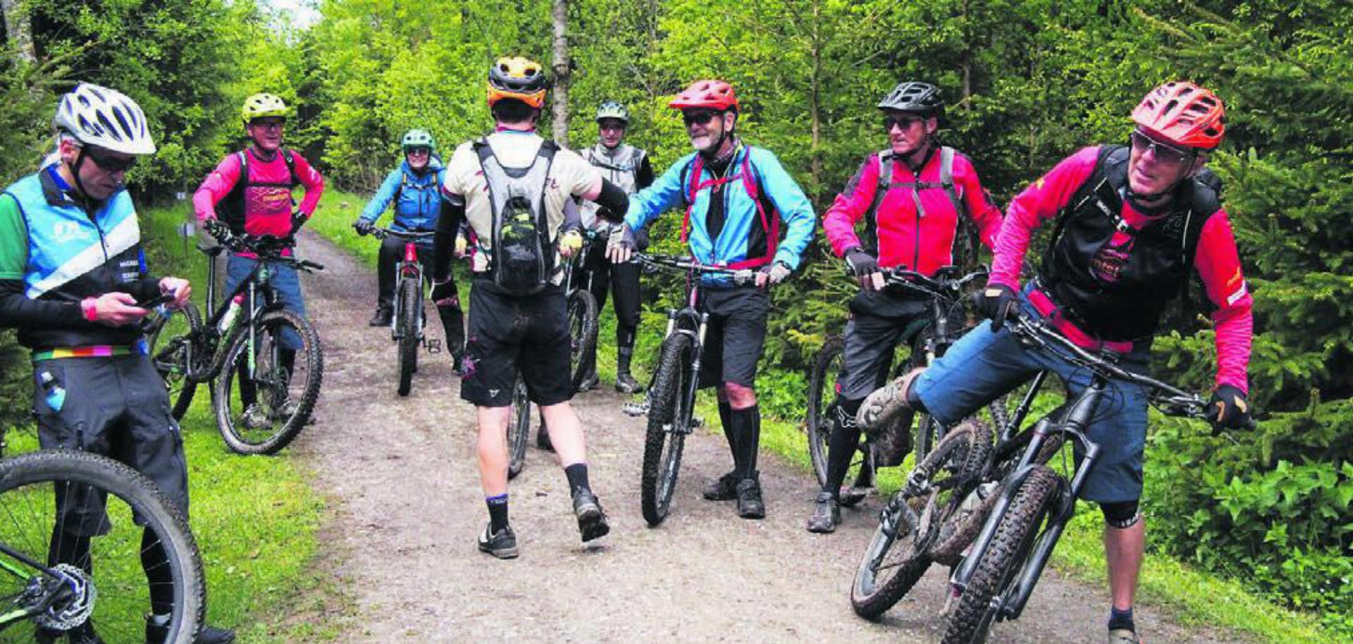 Markus Büchi (Mitte) begrüsst eine Gruppe Mountainbiker auf dem höchsten Punkt vom Lindenberg. Bild: zg
